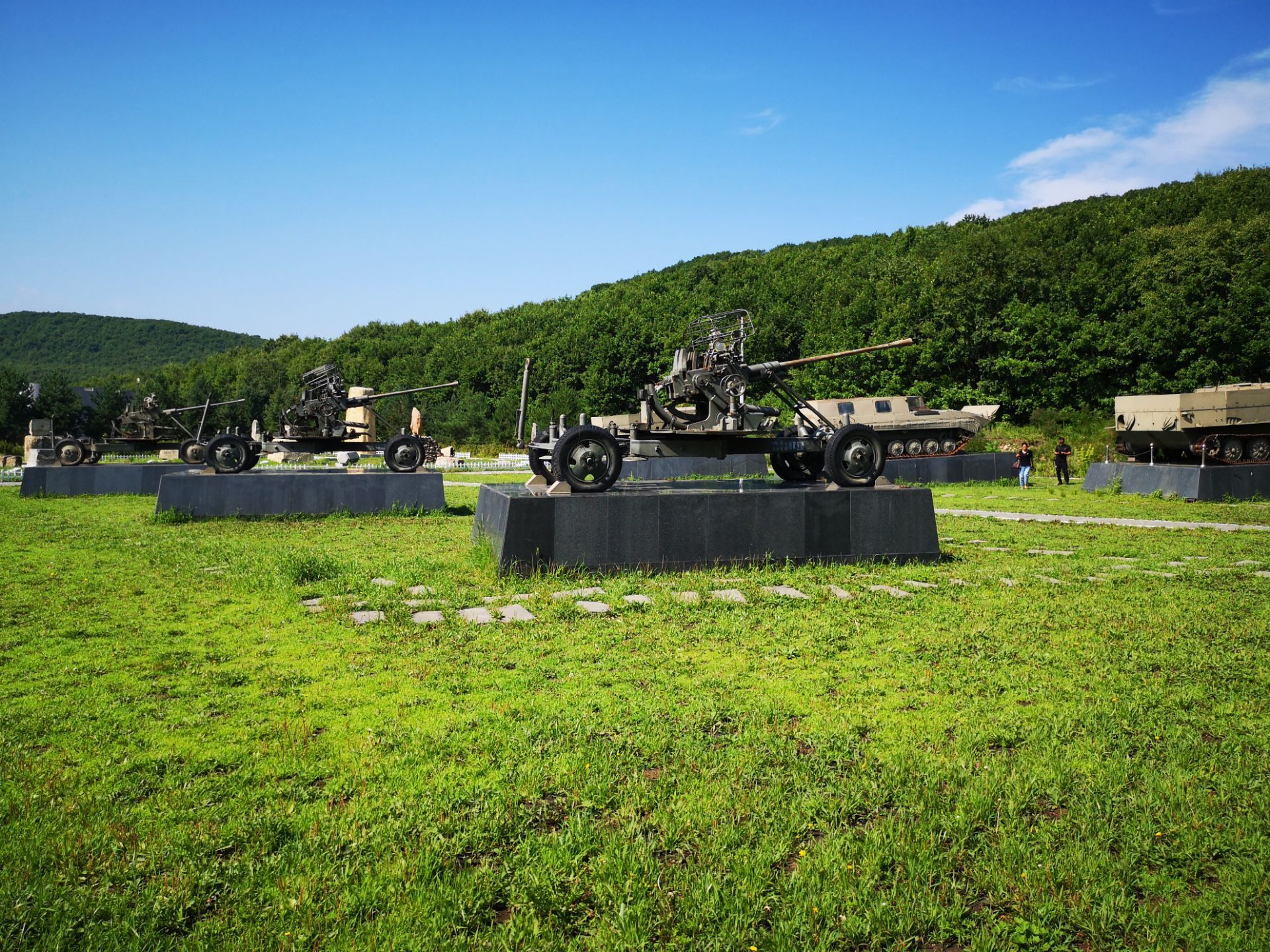 最精华的是半山腰地下要塞坑道看示意图蛮壮观的可惜在施工不对游人