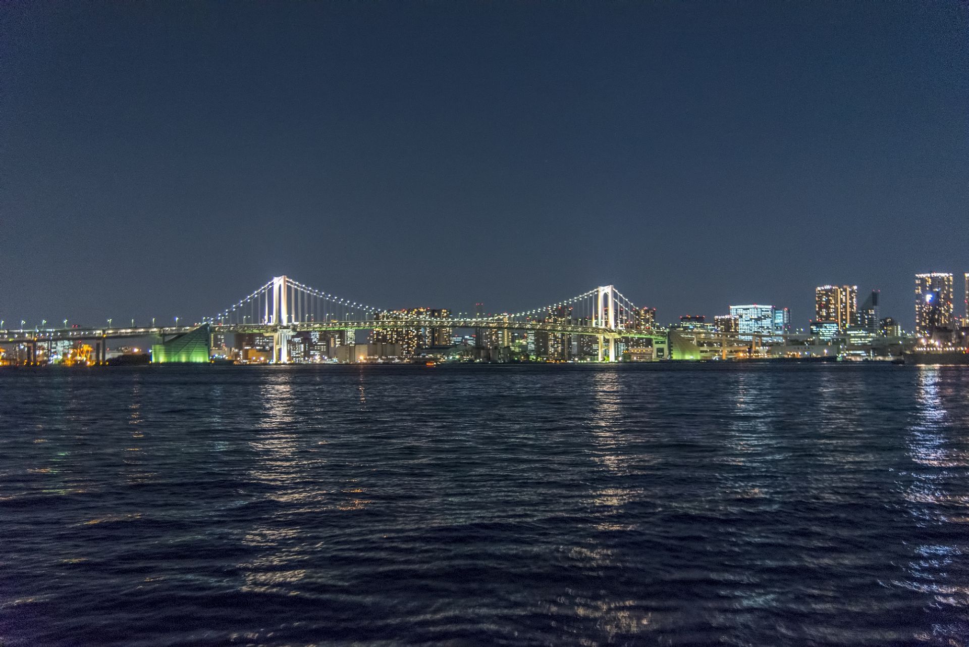 东京湾迷人的夜景似乎更吸引人