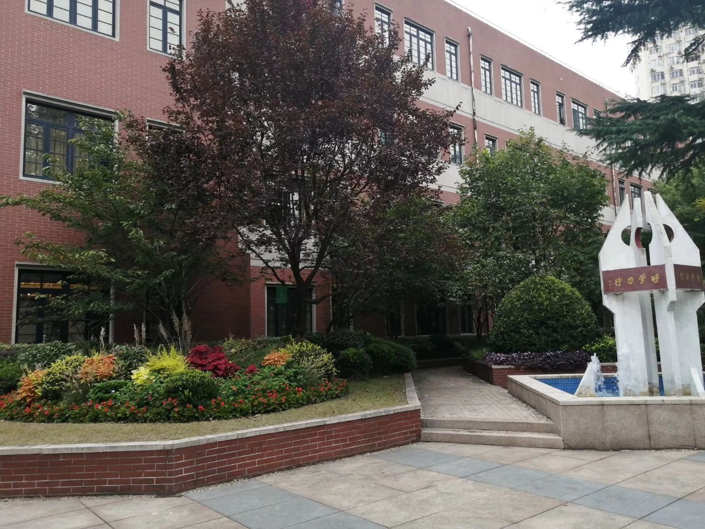 静安区的老牌重点中学啦校友日返回满满的回忆与眼前新景的碰撞