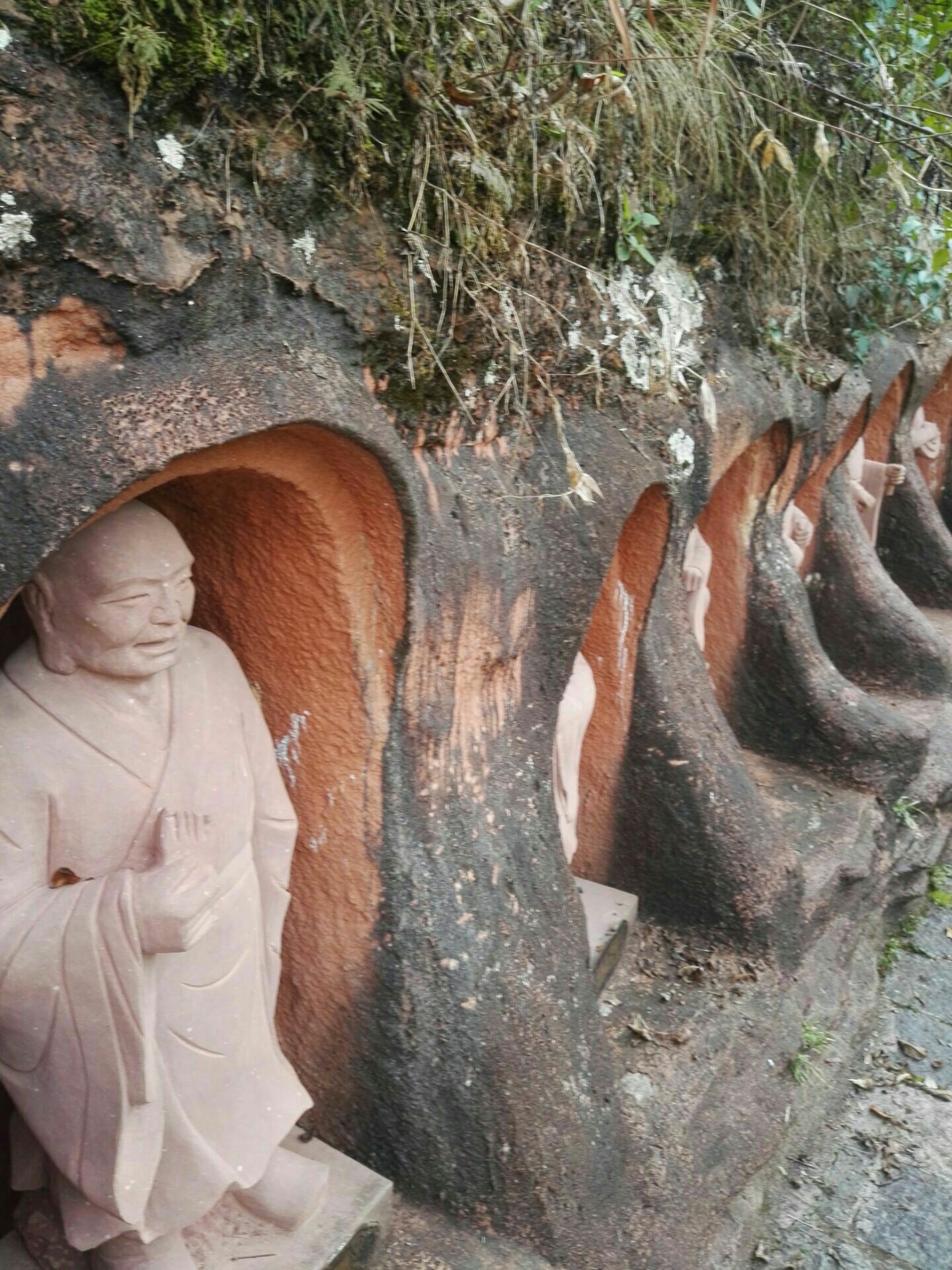 來鳳仙佛寺萬佛谷在仙佛寺翰墨碑林左側有一長約2千米的峽谷峽谷一側