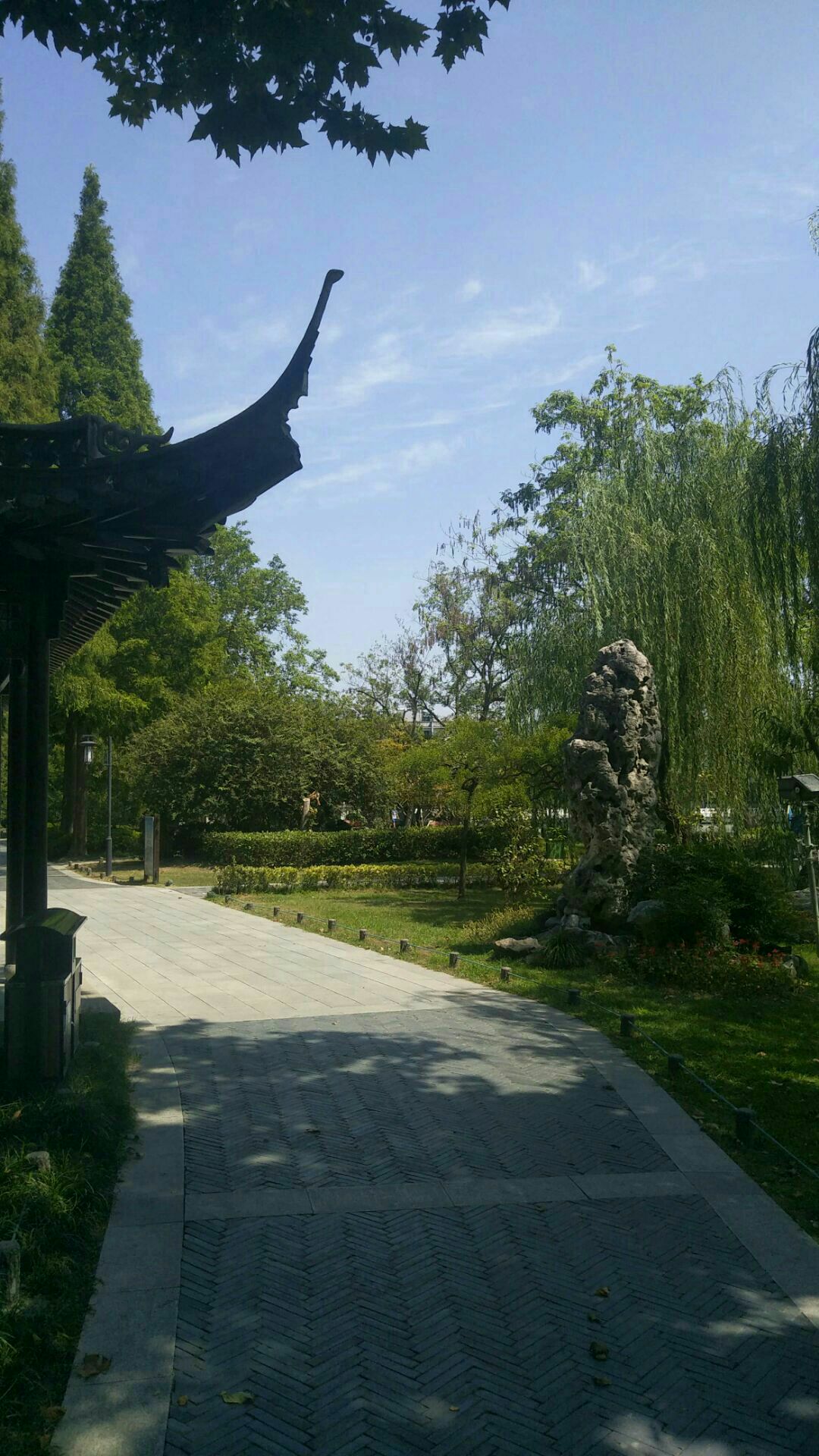 影园是扬州荷花池公园内一处景点其实就是一块石牌介绍着影园这可以