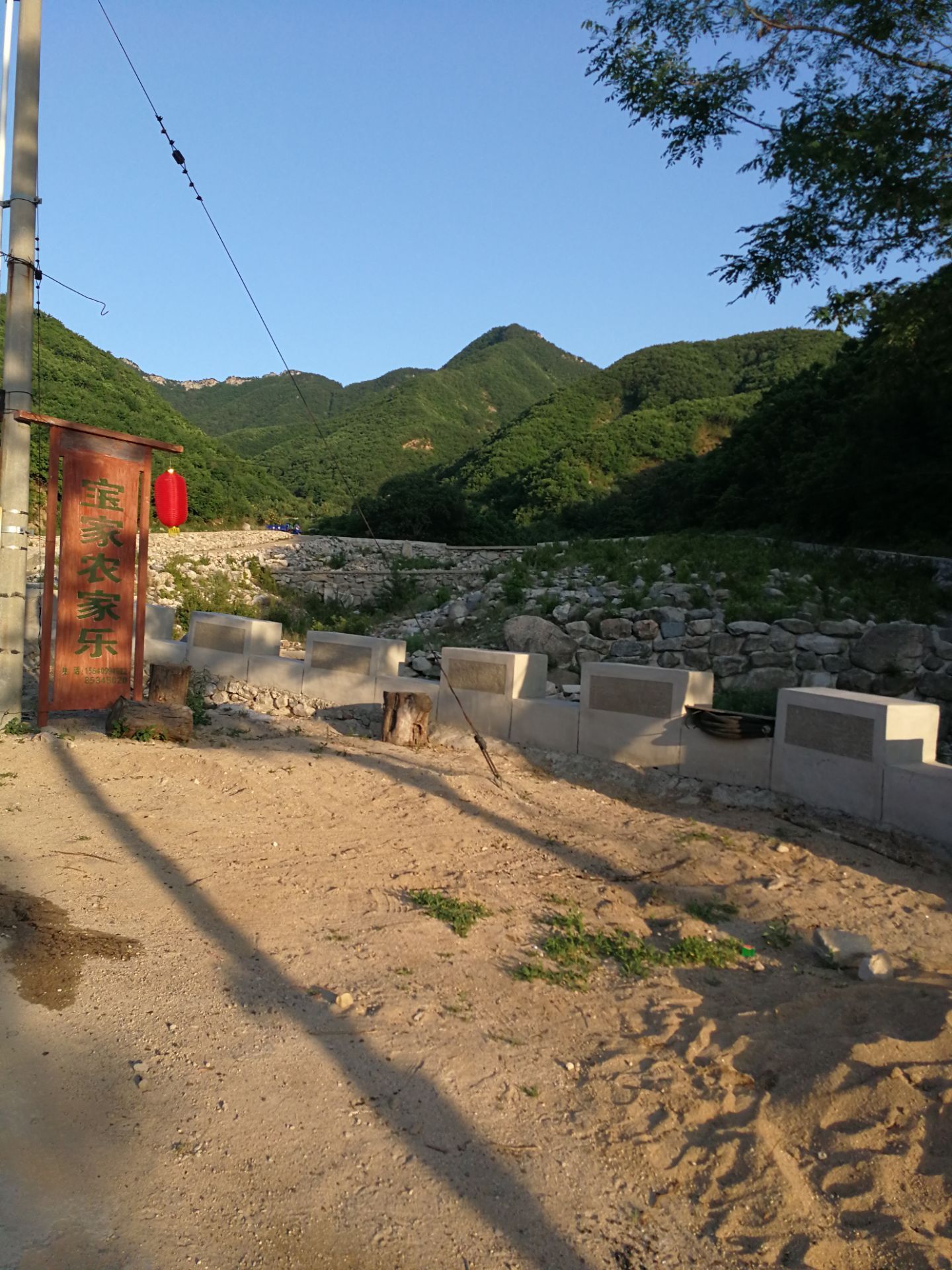 市北坡在瓦房店市萬家嶺北坡老帽山風景區有各色農家院有蘋果園山上