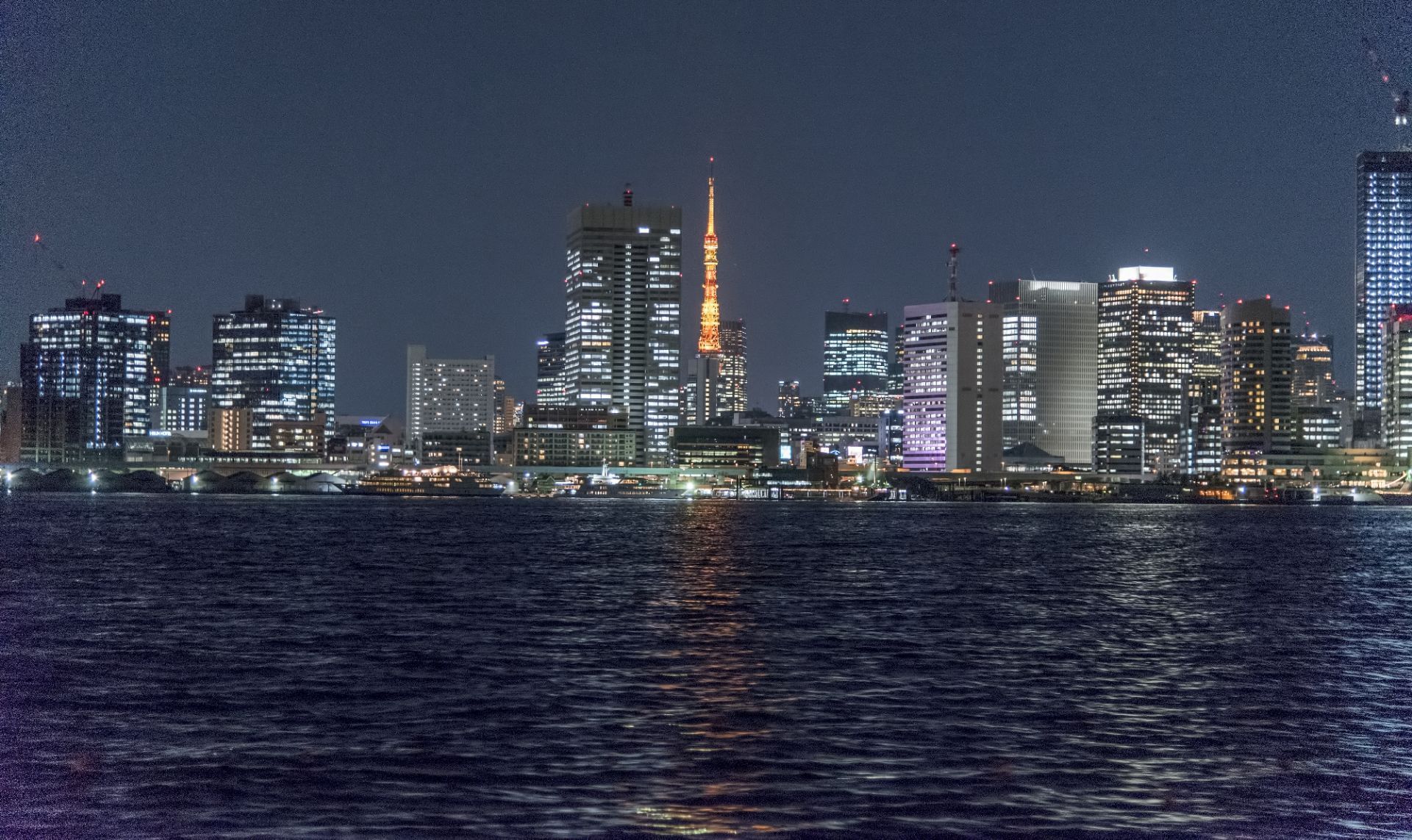 东京湾迷人的夜景似乎更吸引人