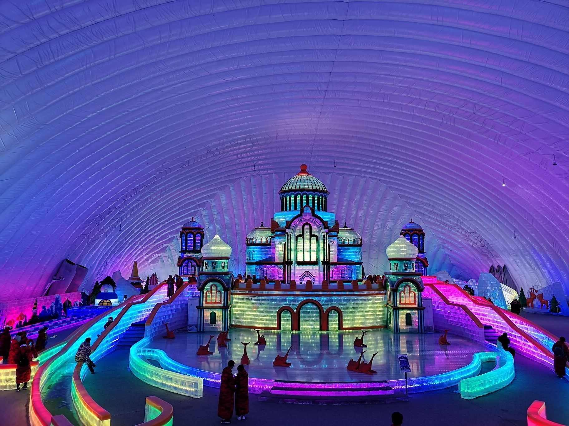 哈尔滨冰雪大世界室内冰雪主题乐园是哈尔滨的热门景点,里面的冰雕
