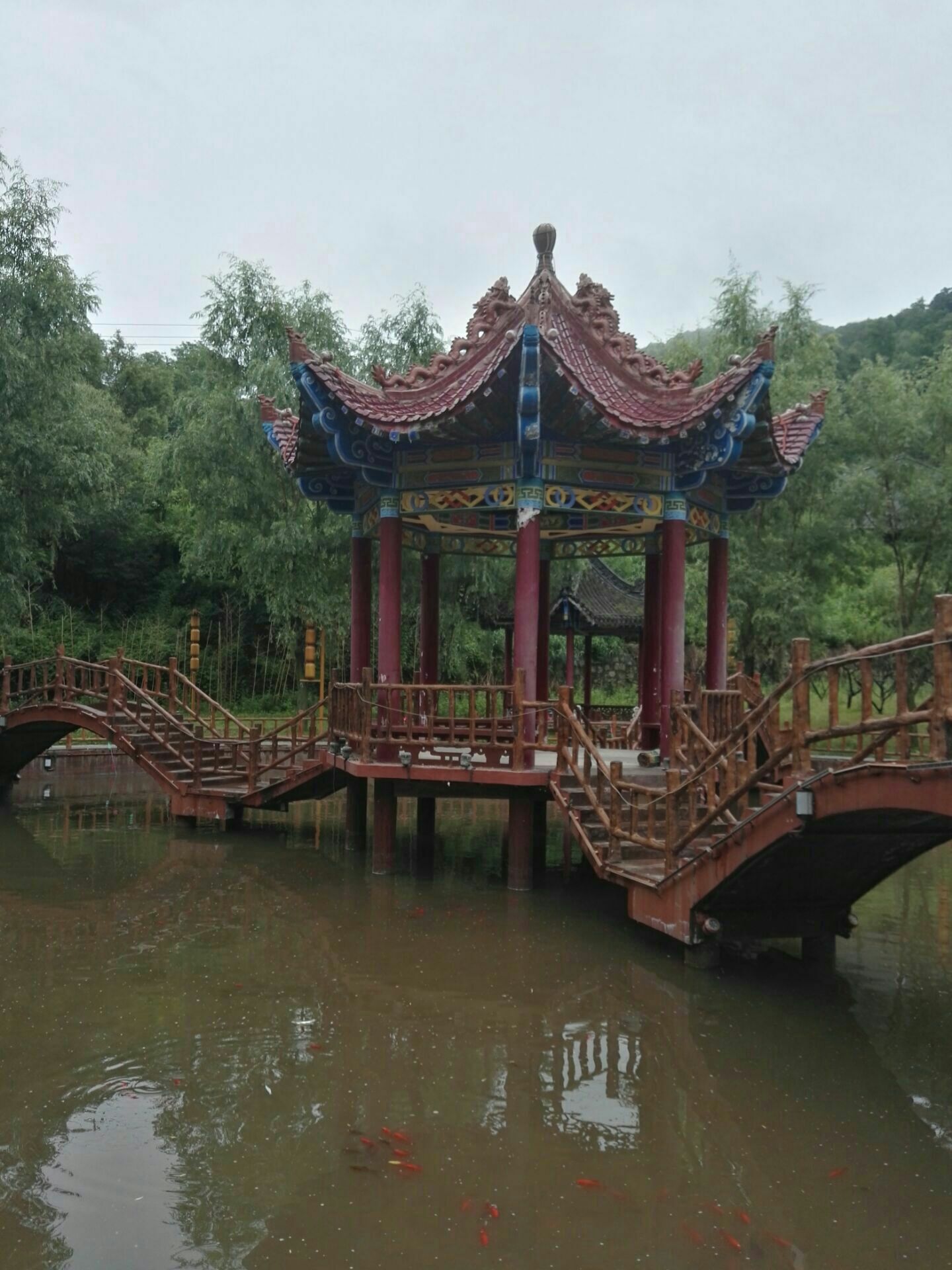 陇县秋菊山庄风景区:位于陇县至关山草原景区途中,关山镇境内,关山