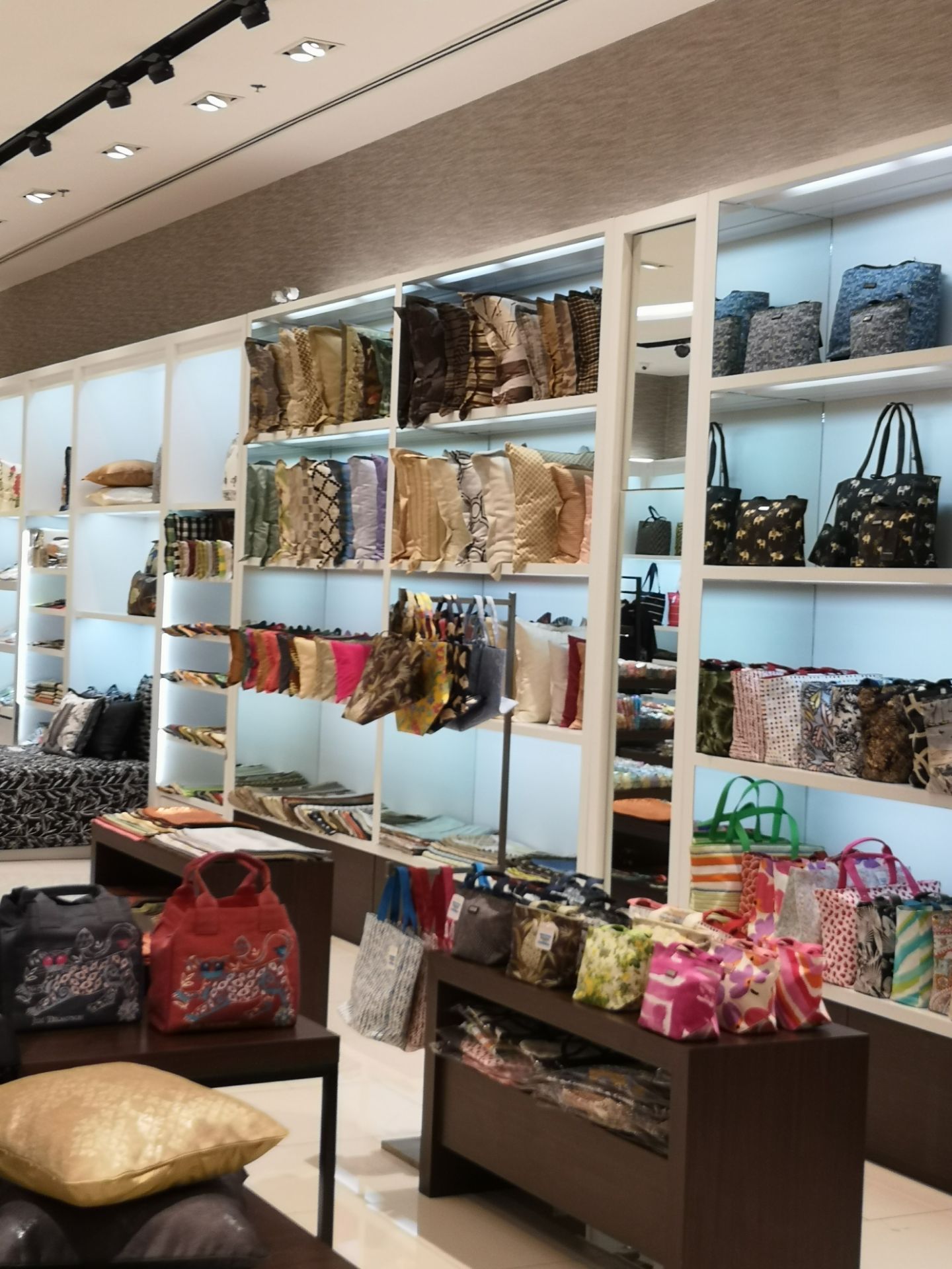 2023jim thompson outlet购物,价钱会比较便宜一点,她家的.