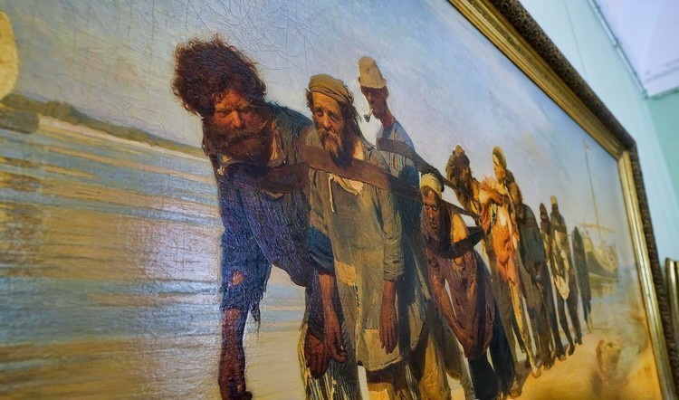 很大,而且参观环境也很好,在这里能够看到那幅著名的伏尔加河上的纤夫