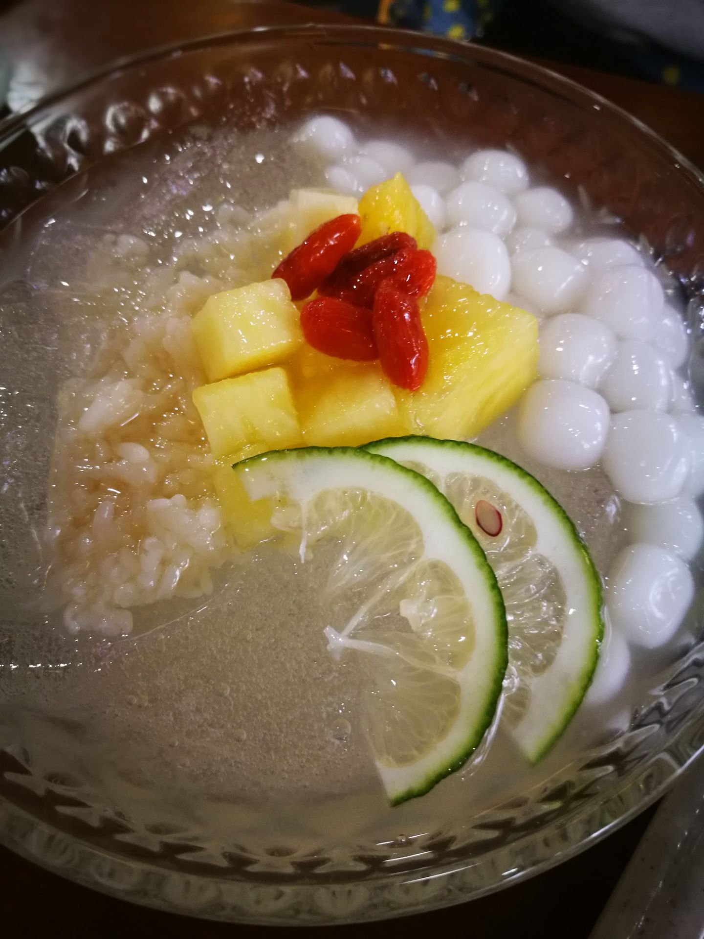 看起来都很新鲜还有三鲜冰粉也很正宗加了柠檬和菠萝吃起来很是清爽