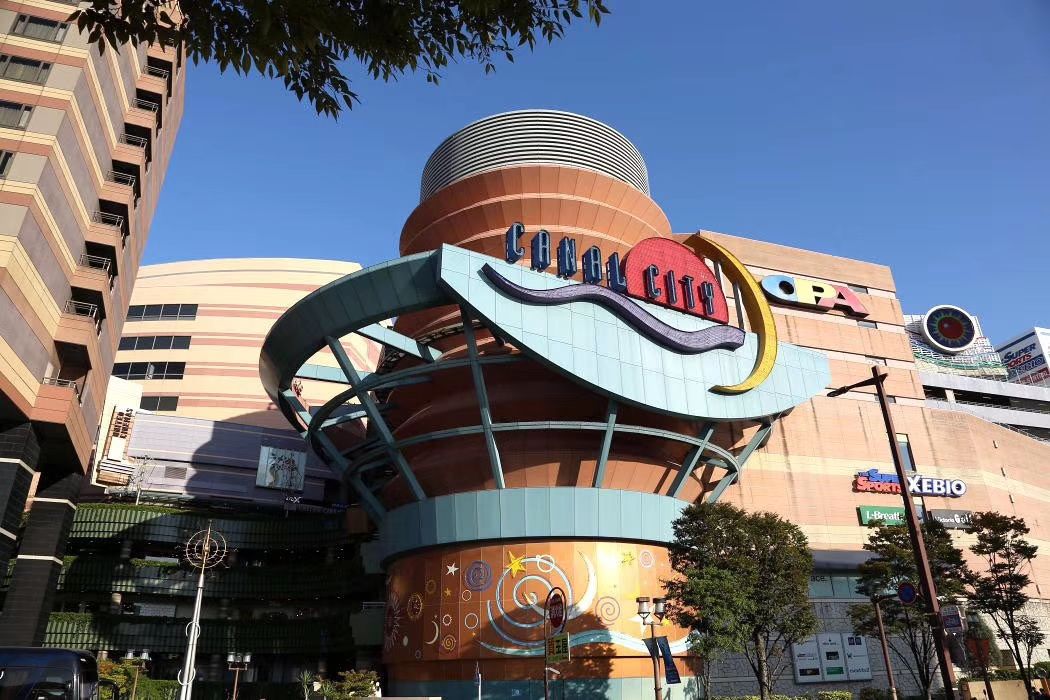 博多运河城位于福冈市博多区是一座集店铺饭店商务办公剧场娱乐等多