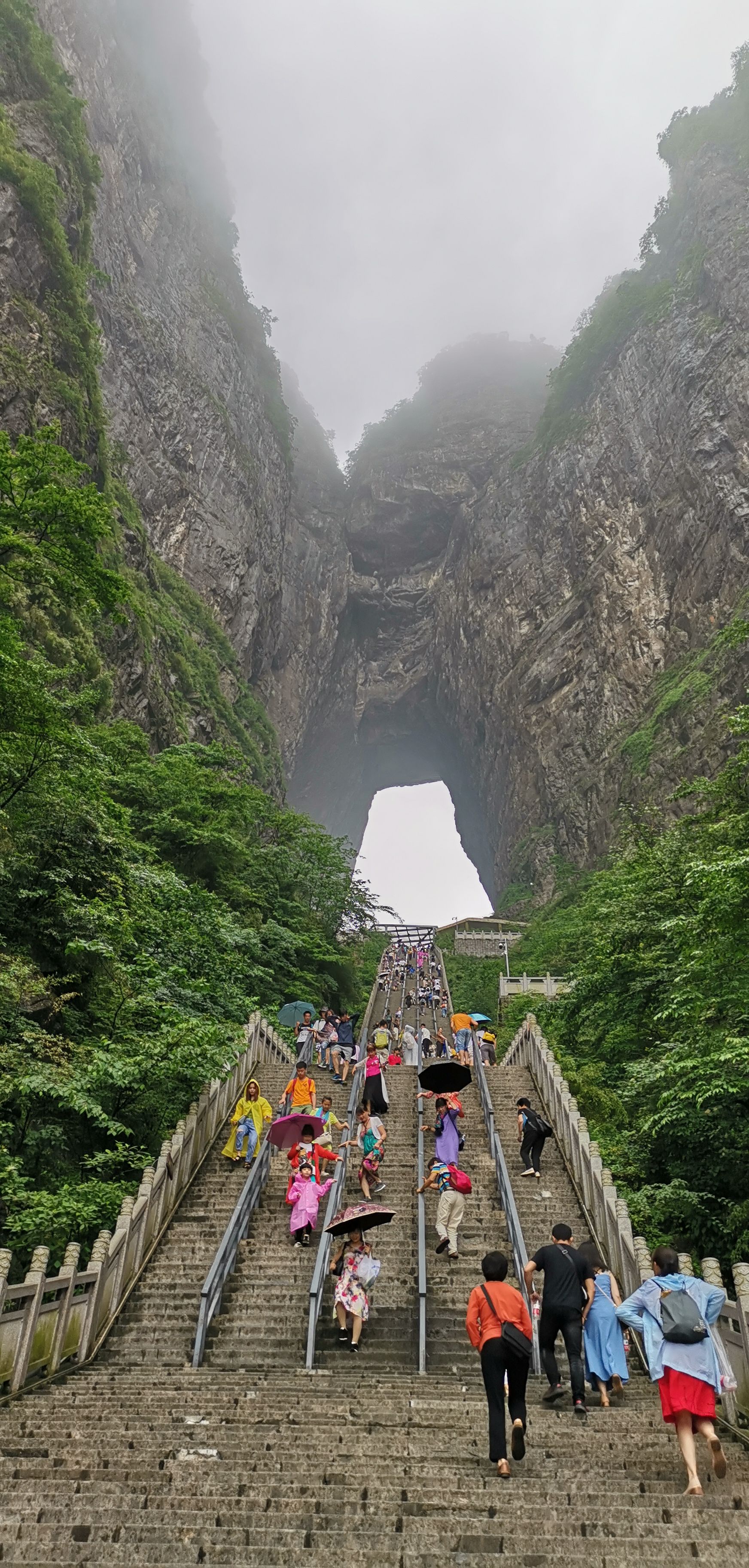 携程攻略 张家界上天梯景点 位于张家界天门山景区 也是通达天门的步行途径 共计有九百九十九级