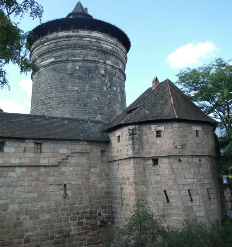 主要是有一个圆形的塔楼和一段城墙所组成的,门应该就是指城墙的那一