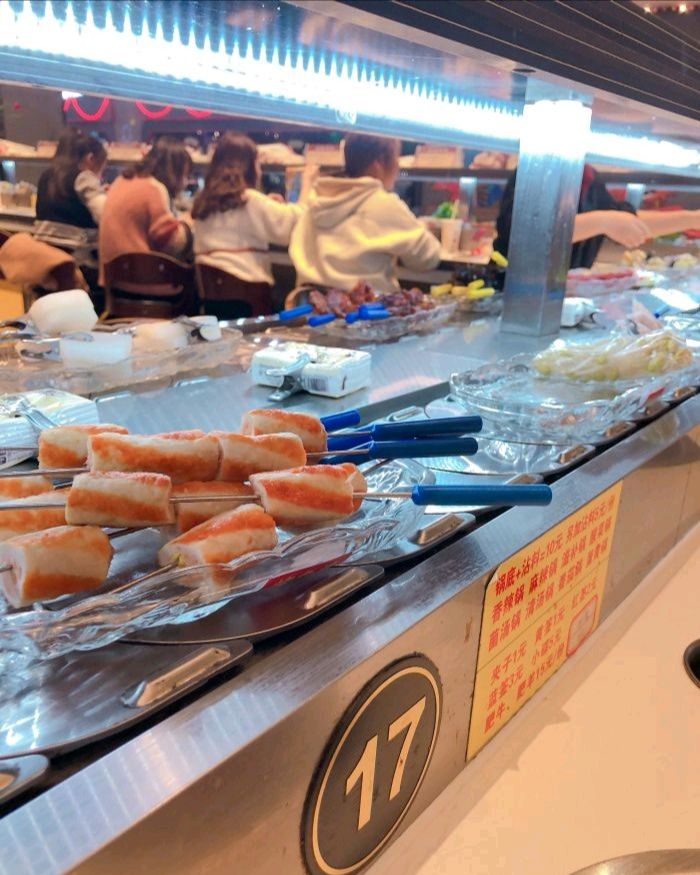 大西洋银泰城的美食广场还是挺不错的个人感觉比万象城的各方面都要好