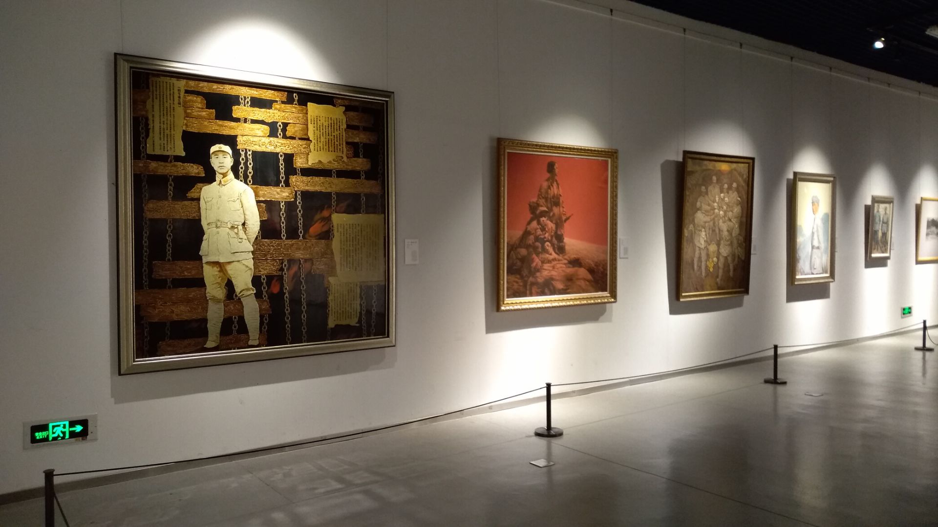 福建省美术馆地理位置非常的好位于左海公园与西湖公园交叉处中并且