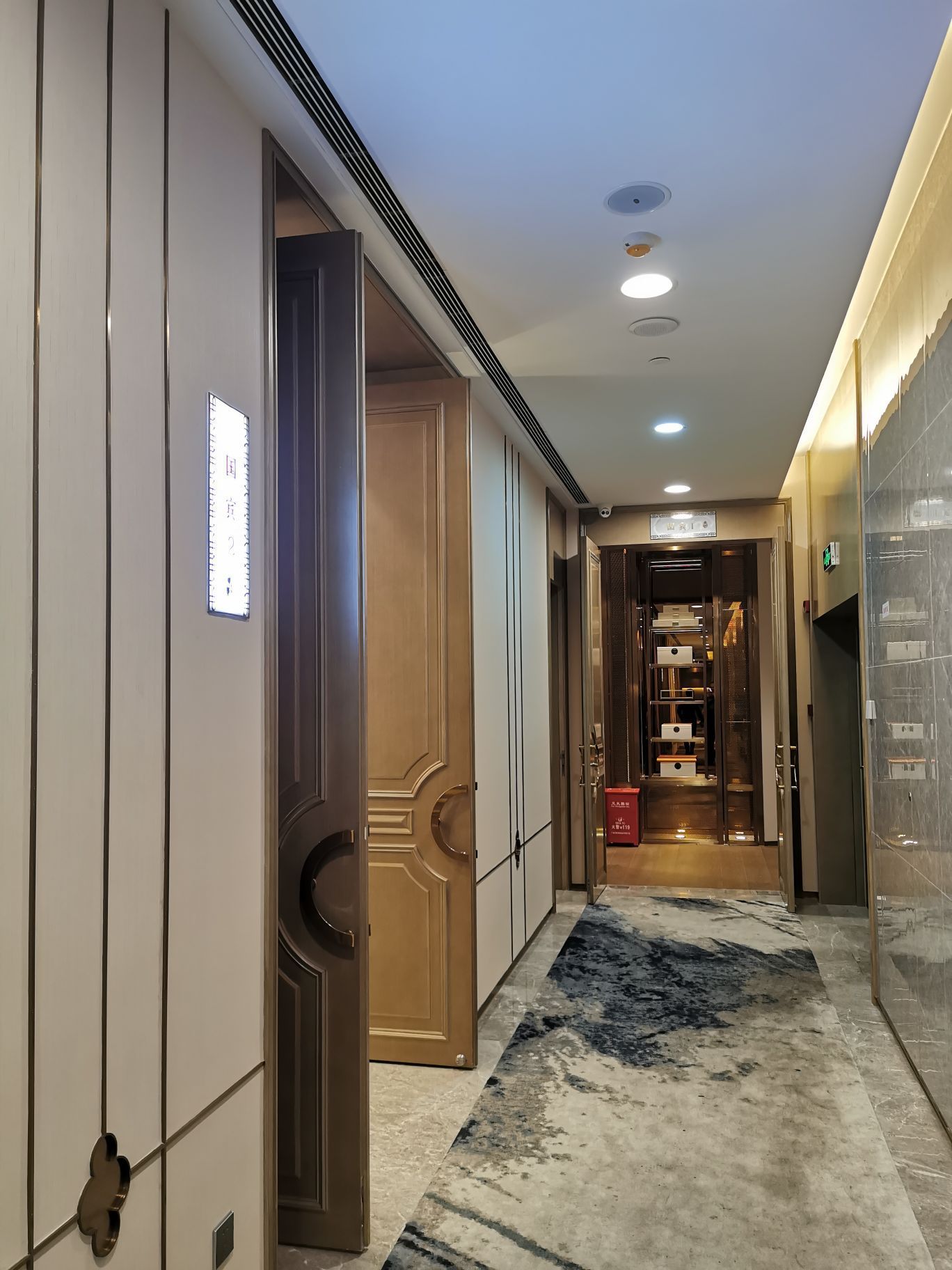 明公馆大酒楼是勤诚达自营的粤菜店感觉做的还不错菜式上水平口味还好