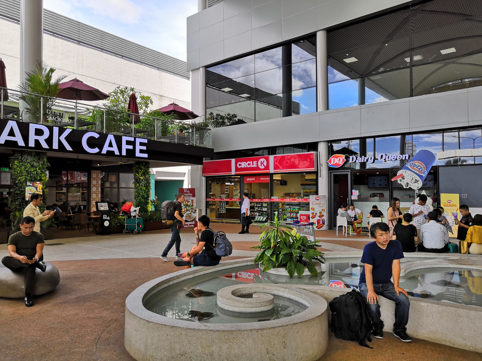 金边国际机场地方不大,环境可以,出入关检查都很快,入关手续是旅行社