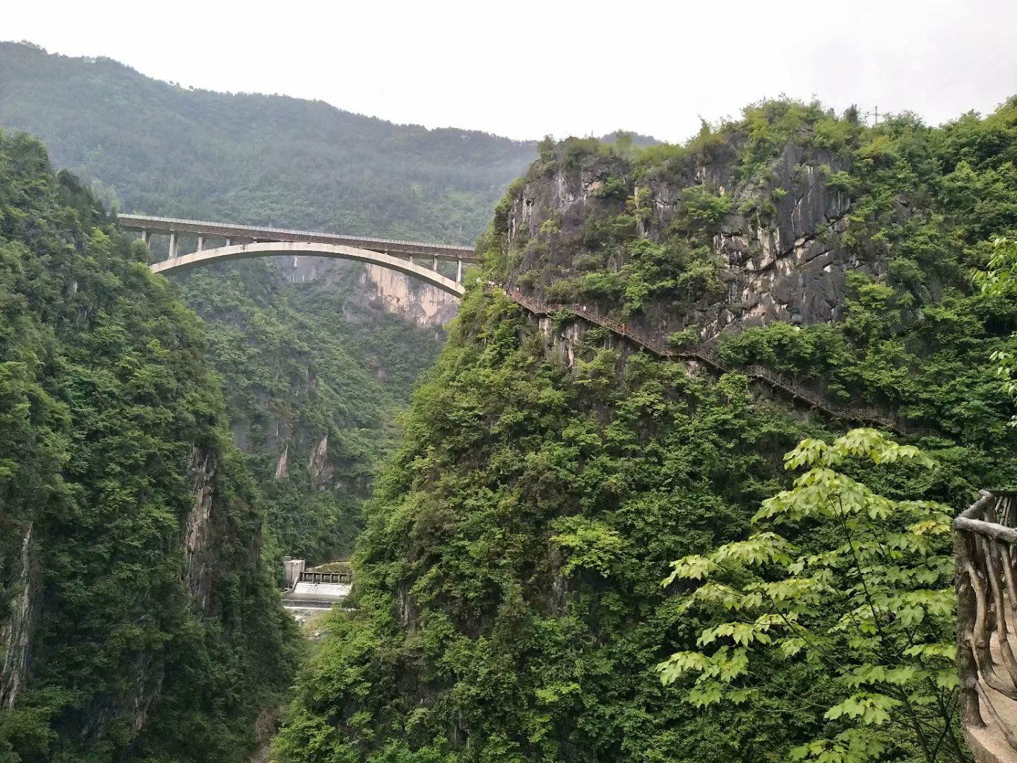 芭拉胡景区位于重庆市黔江区芭拉胡景区内有停车场芭拉胡景区依山傍水