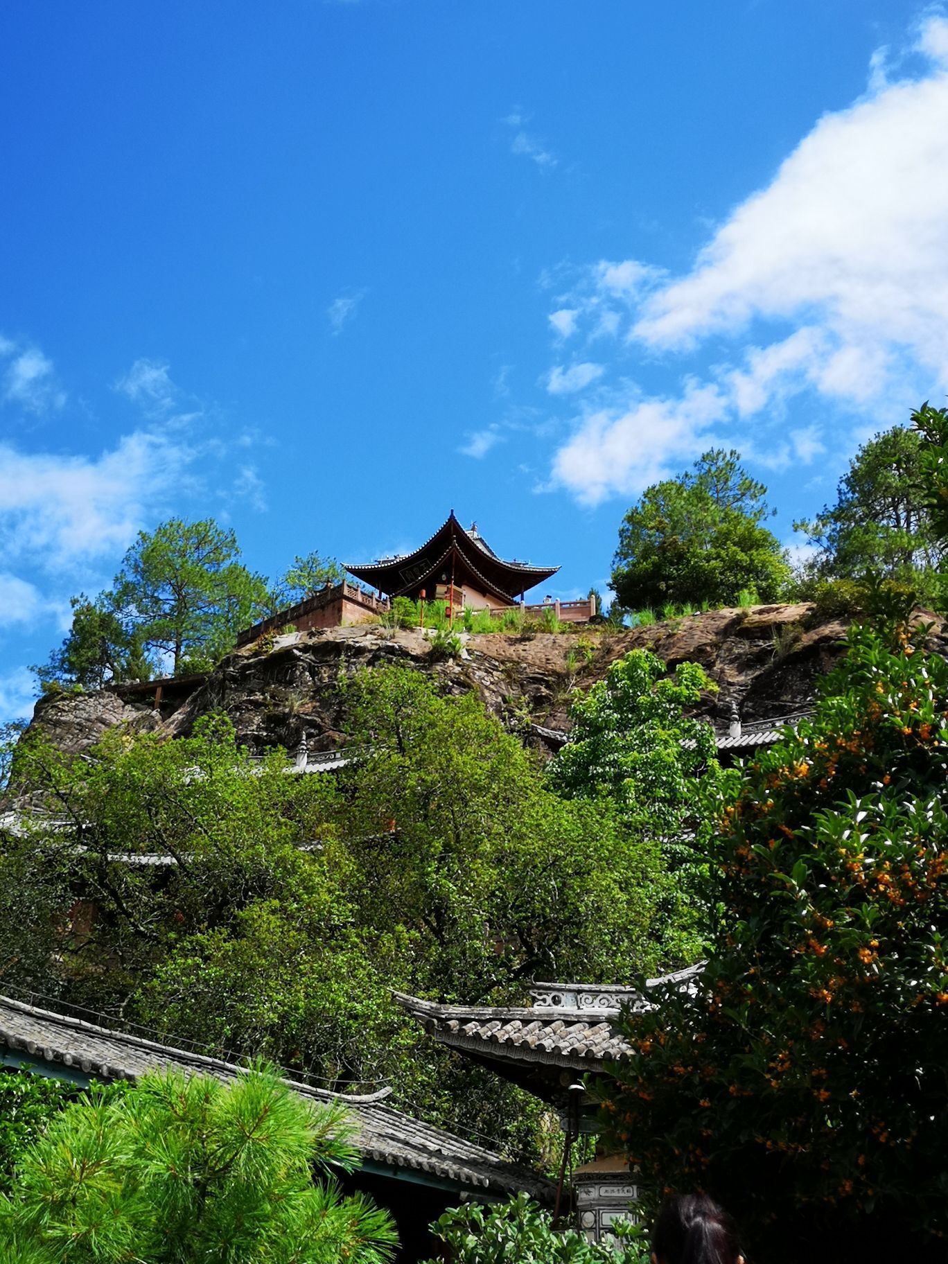 石钟寺在石宝山是石钟山坐观光车15分钟就到