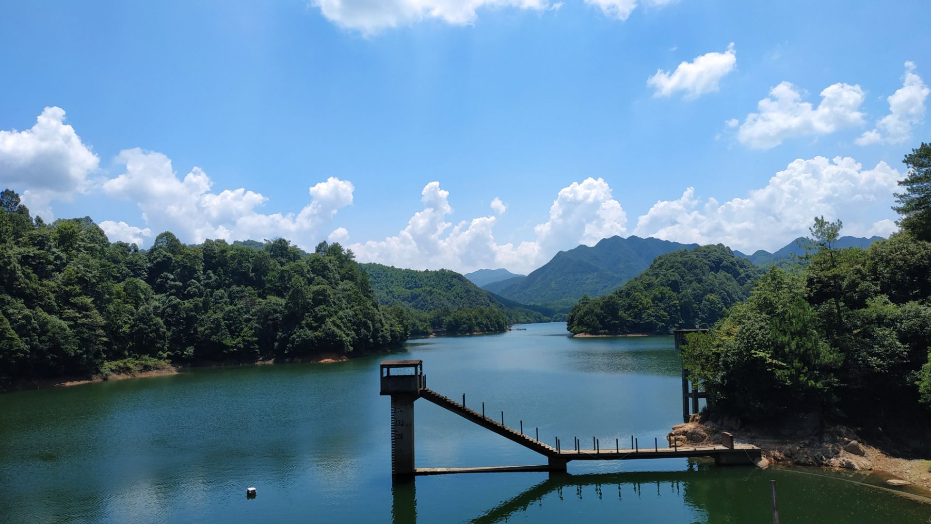 龙泉山天池照片图片