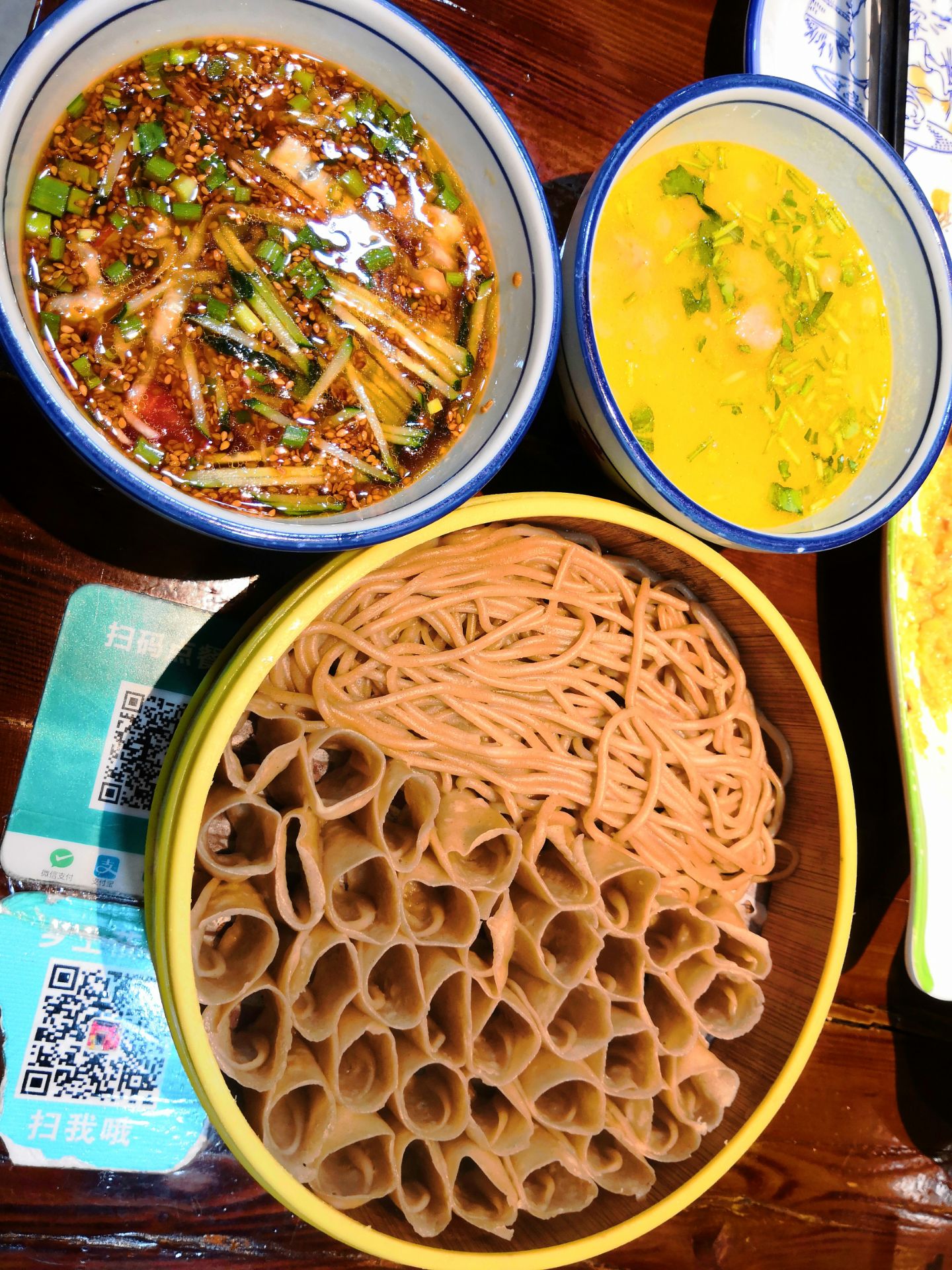 炒酸粥是糜子米做的里面有烂腌菜酸咸口味挺好吃的环境不错莜面感觉还