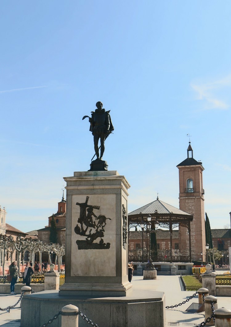 塞万提斯广场处于马德里的一个心脏地带,这里有漂亮的小花园和喷泉