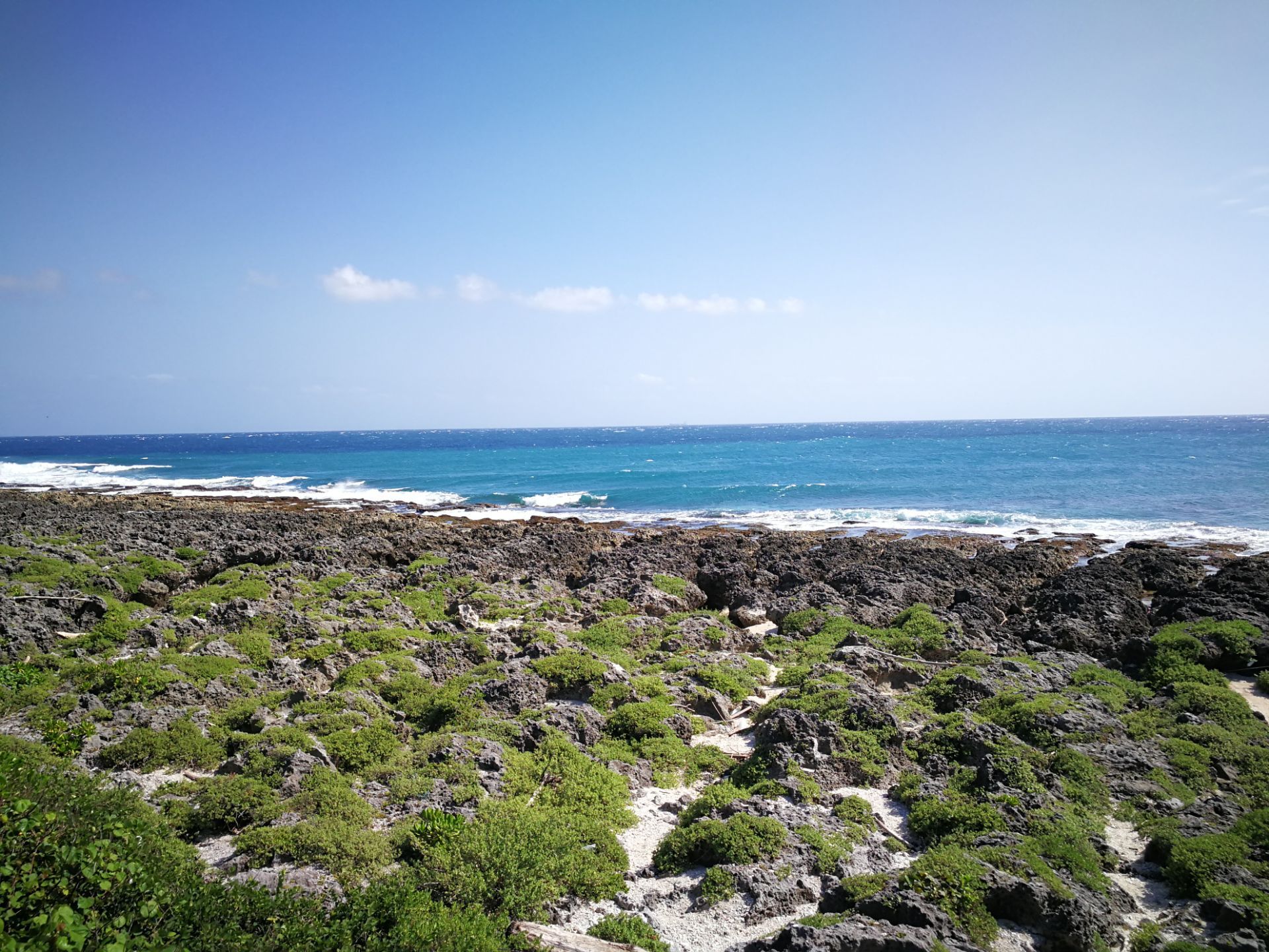 最南端观海平台是为了方便游客修建了木质观景平台位于鹅銮鼻公园东南