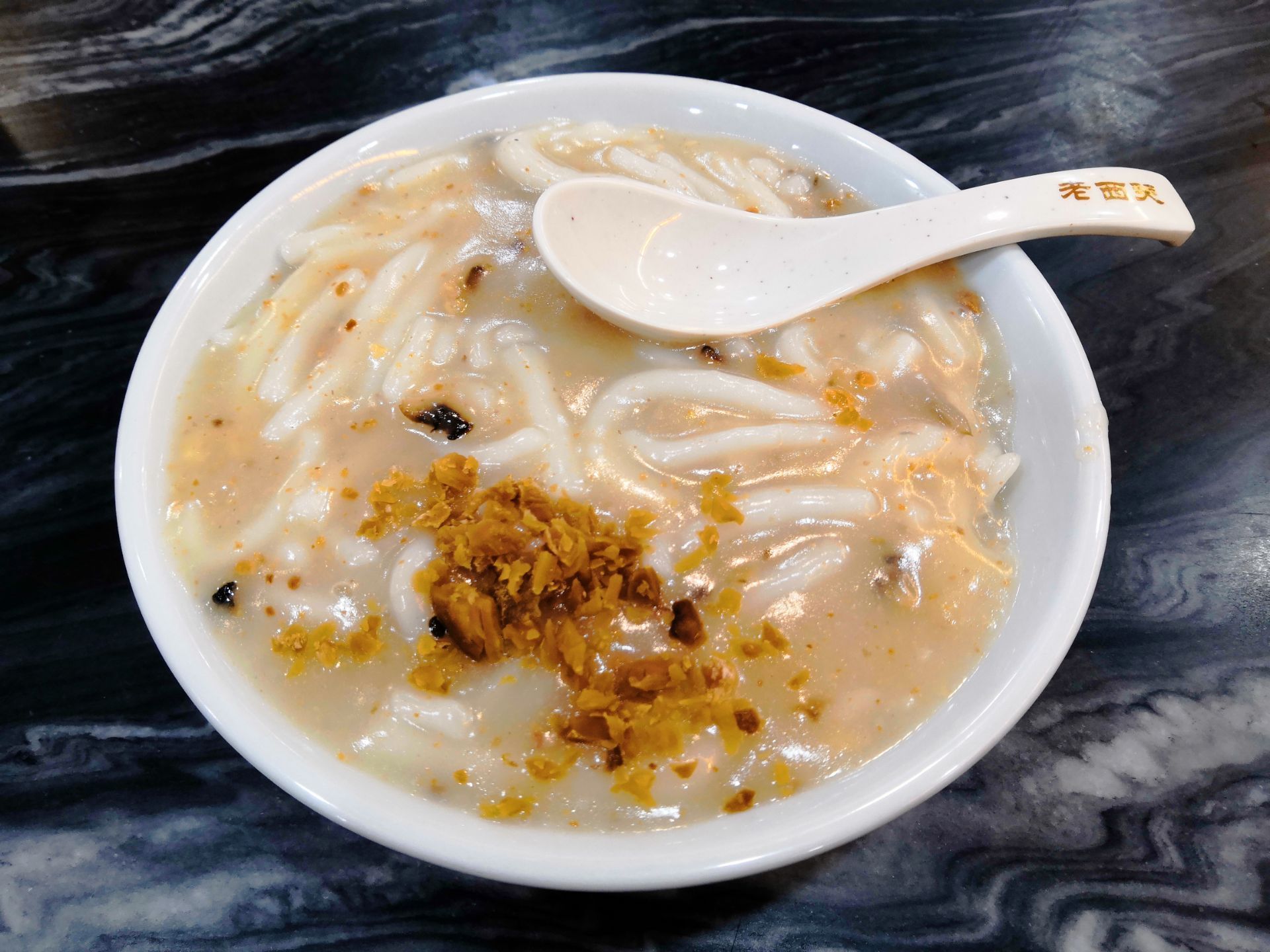 西关濑粉是用稻米打磨之后的粘米粉拌和热水制成的长粉条口感独特配上