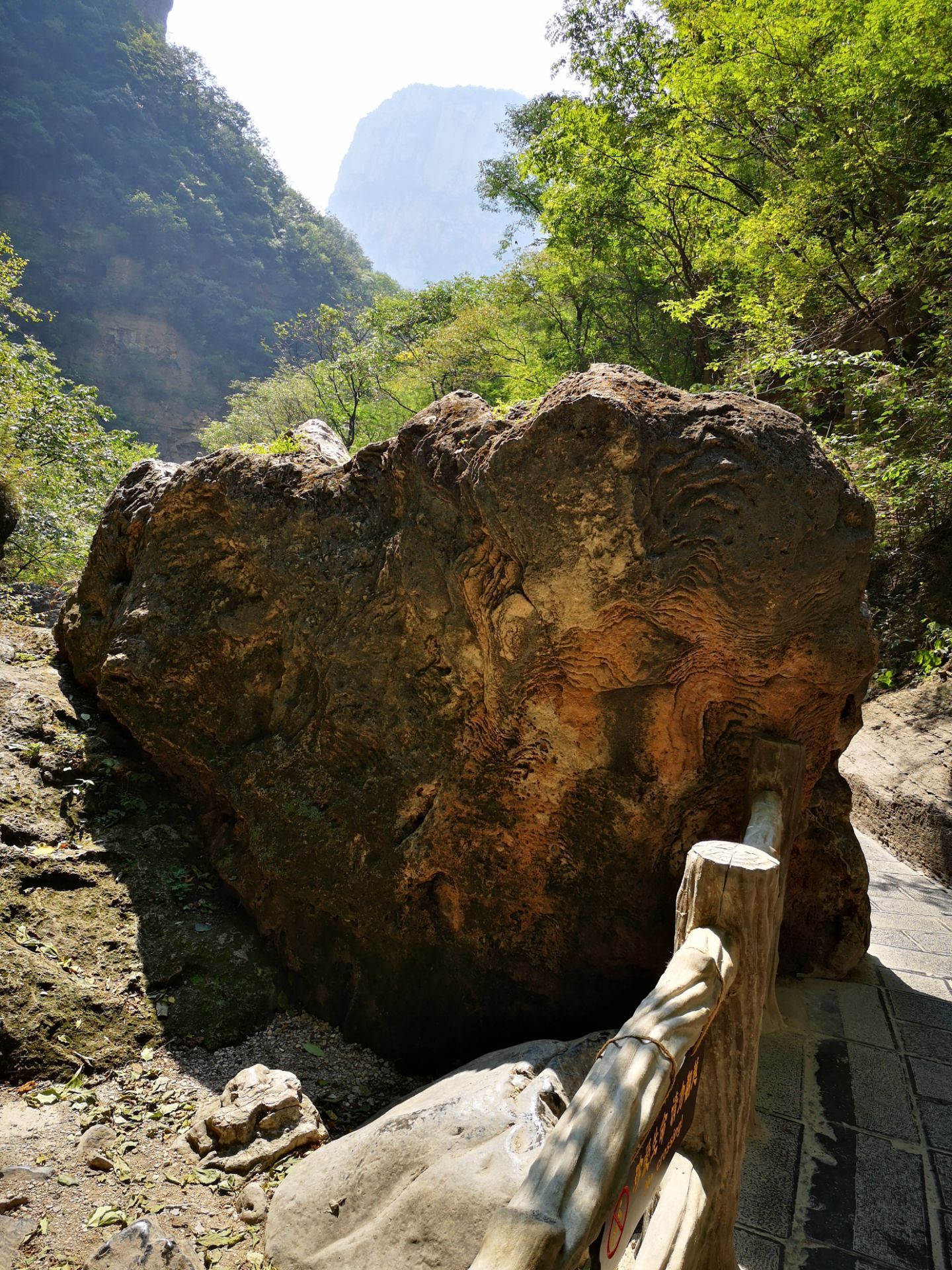 云台山潭瀑峡卧虎石位于河南省焦作市修武县云台山风