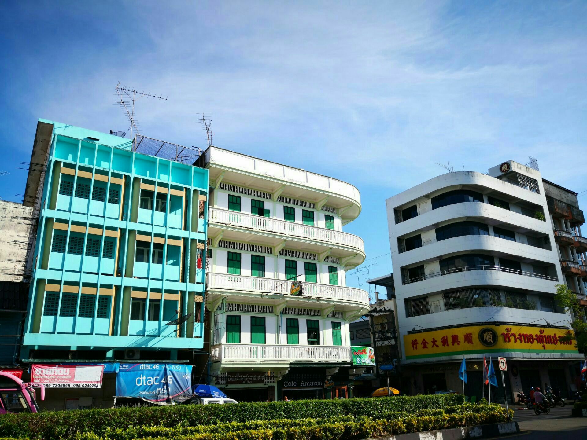 董里府是泰国西南部的城市整个城市的风貌非常的古朴很多的建筑都有着