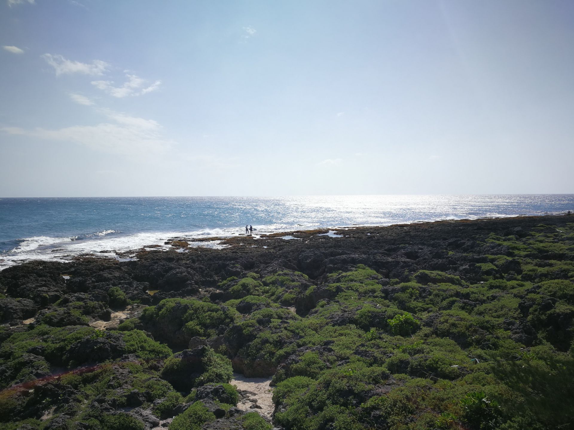 最南端观海平台是为了方便游客修建了木质观景平台位于鹅銮鼻公园东南