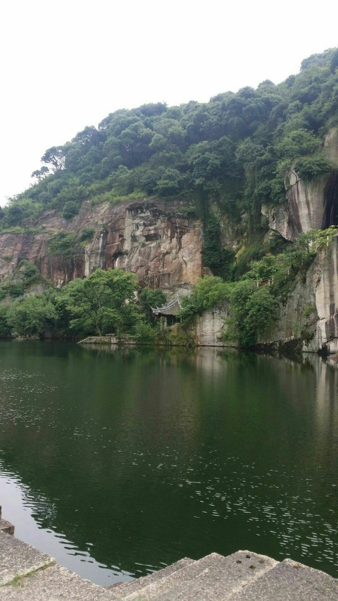 東湖是紹興最有名的景點之一,有山有水,還有很多小橋,亭臺樓閣等等