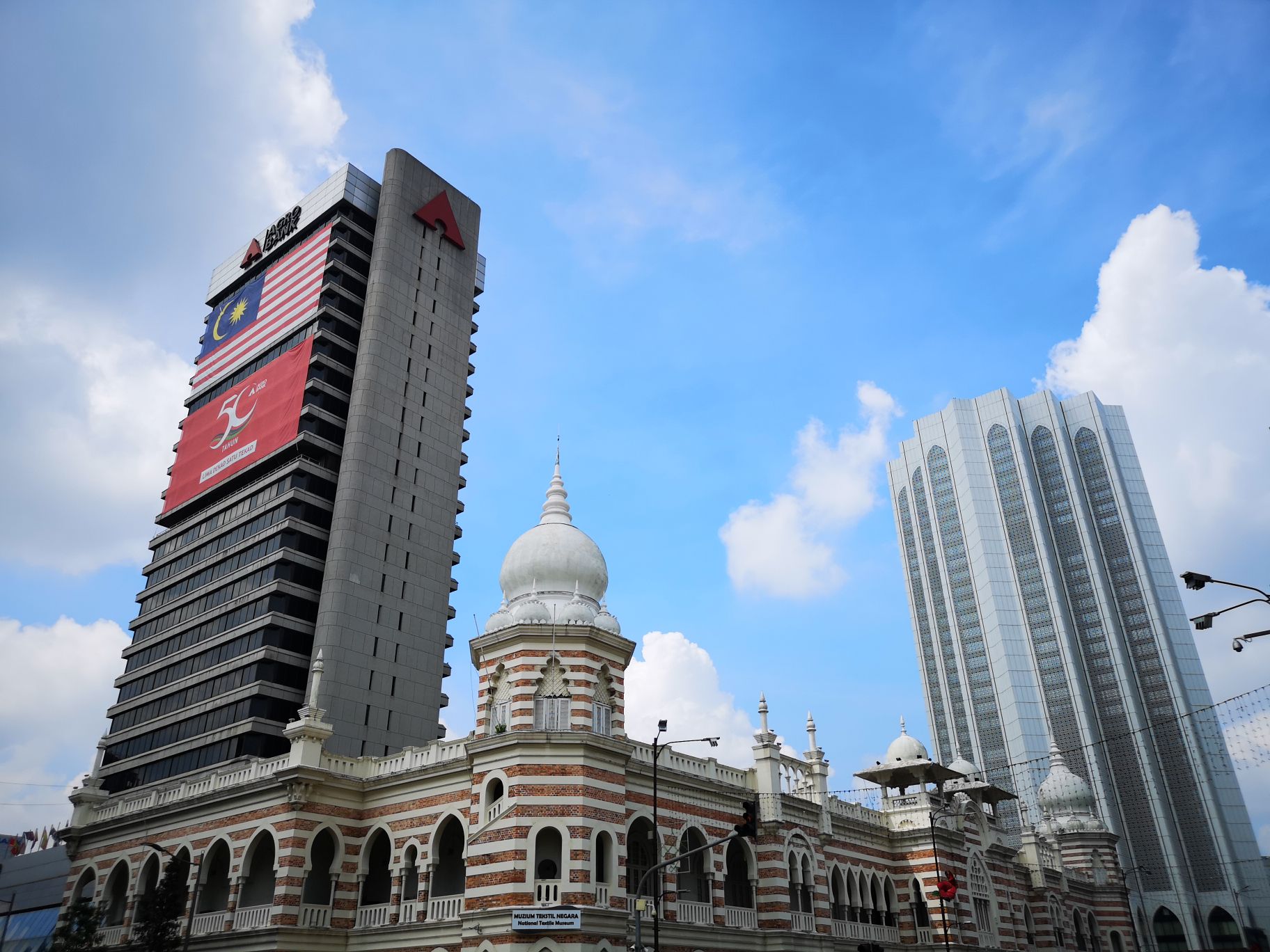 国会大厦是一个非常醒目非常精致非常美丽非常有宗教色彩和艺术气质的