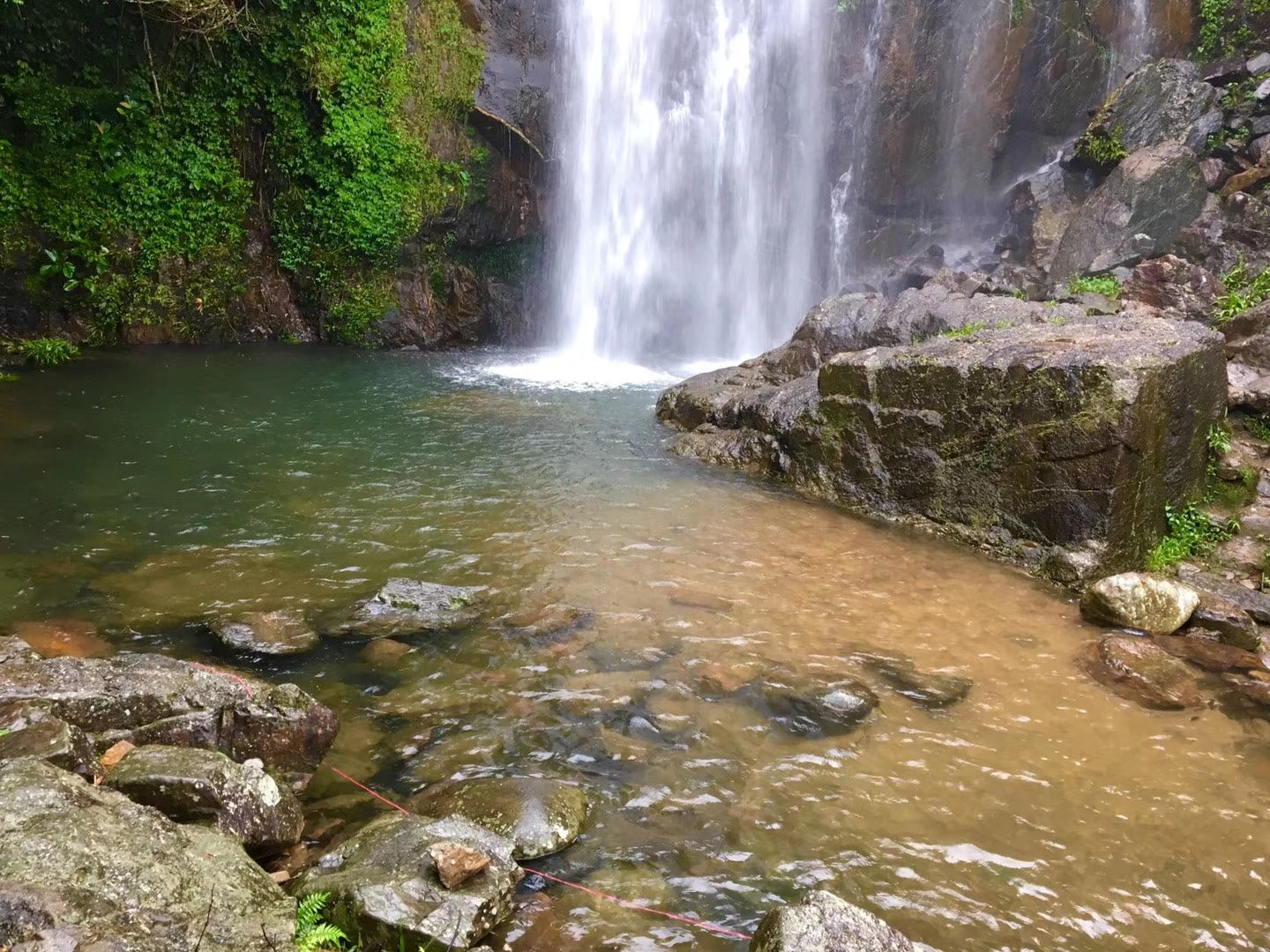 白水瀑布位于阳江阳春市八甲镇10多公里外的崇山峻岭中在下游还有这种