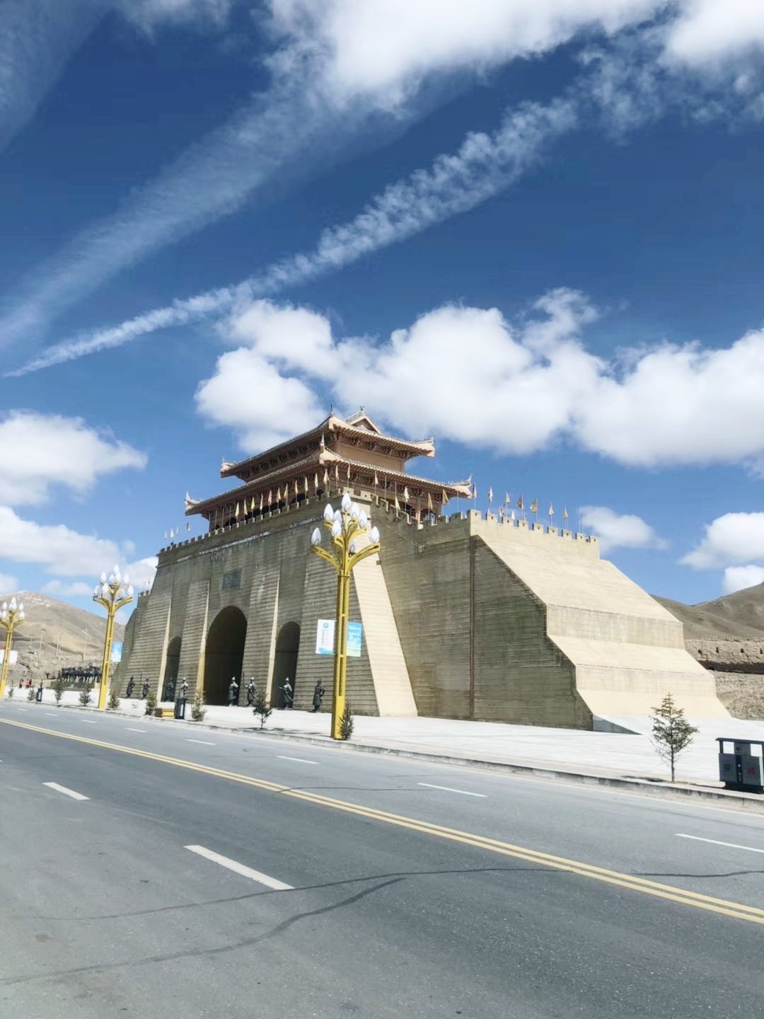 城堡都是后来修建的,其实遗址没有什么看点的,这个时候一定要找一个