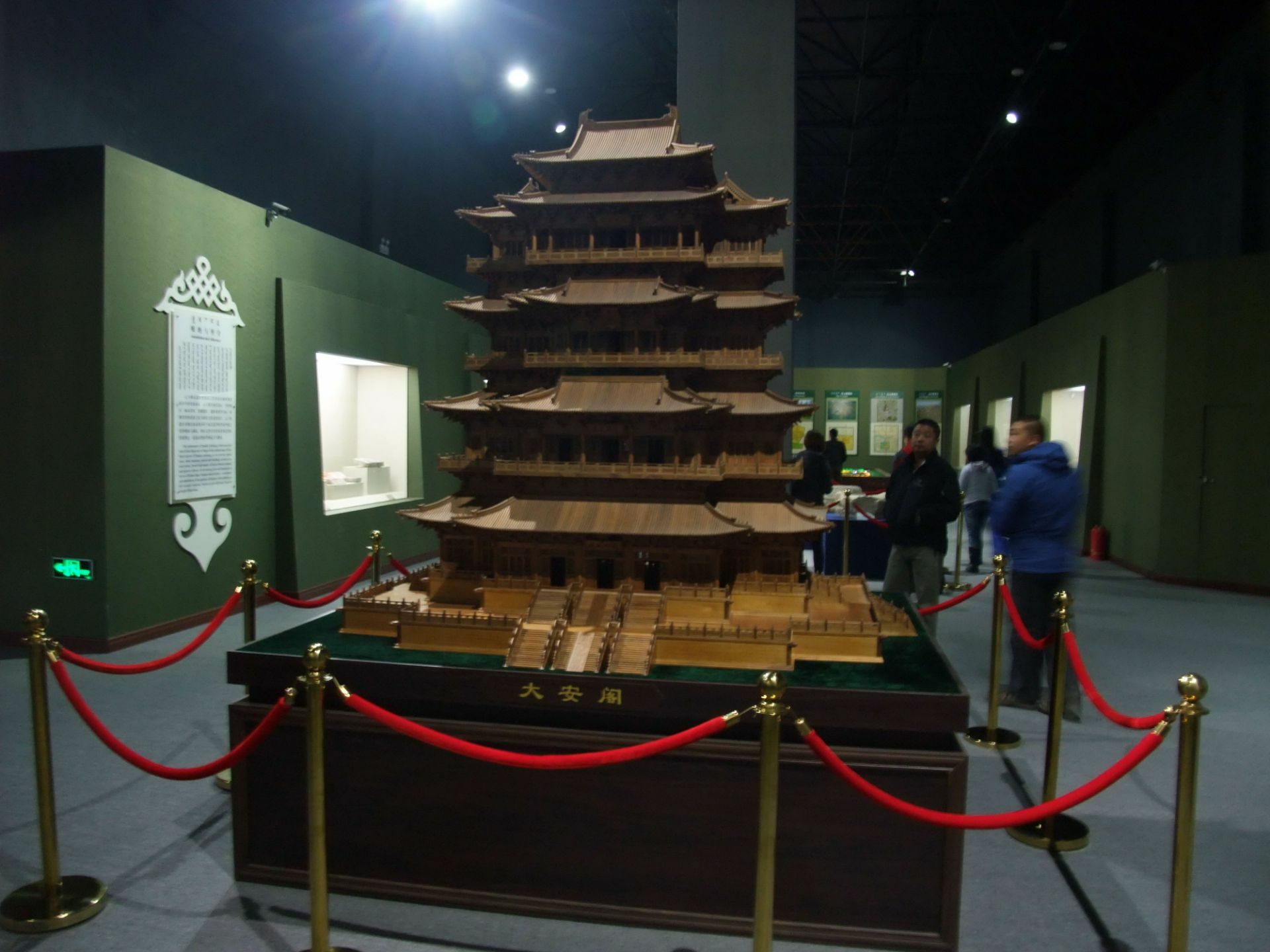 元上都博物馆位于内蒙古自治区锡林郭勒盟正蓝旗上都镇忽必烈广场西侧