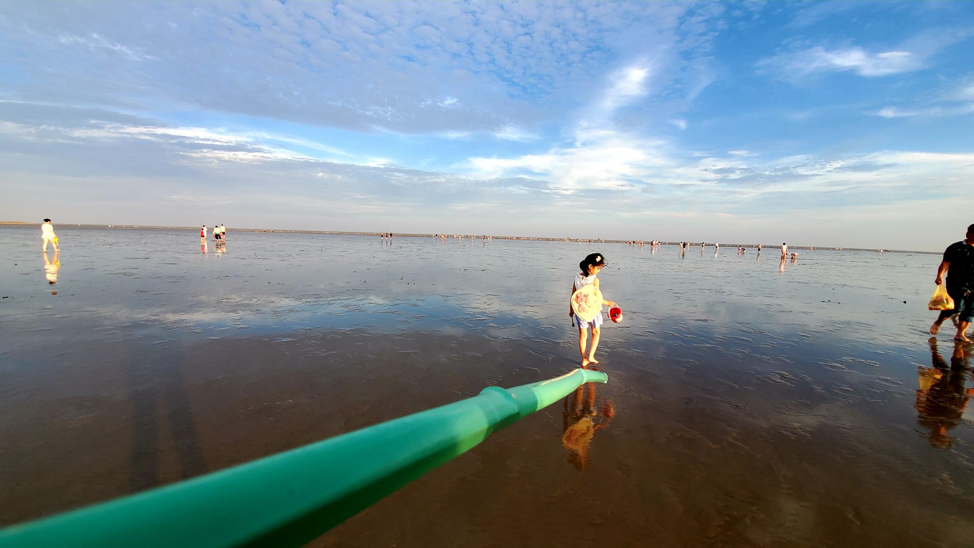 夏天到碧海金沙来玩一次还是很有必要的下午游泳晚上靠在石头上看音乐