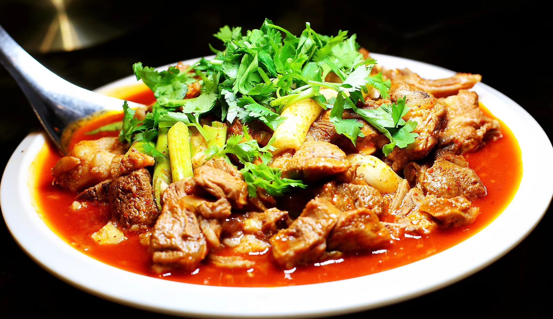 必须吃新蒜一口蒜一口肉才过瘾确实有解腻的效果爆炒羊肉我没觉得特别