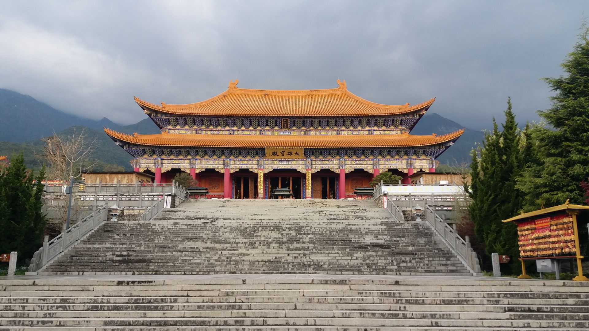 圣寺非常有名5a级景区面积很大一直延伸到苍山脚下大雄宝殿非常大很