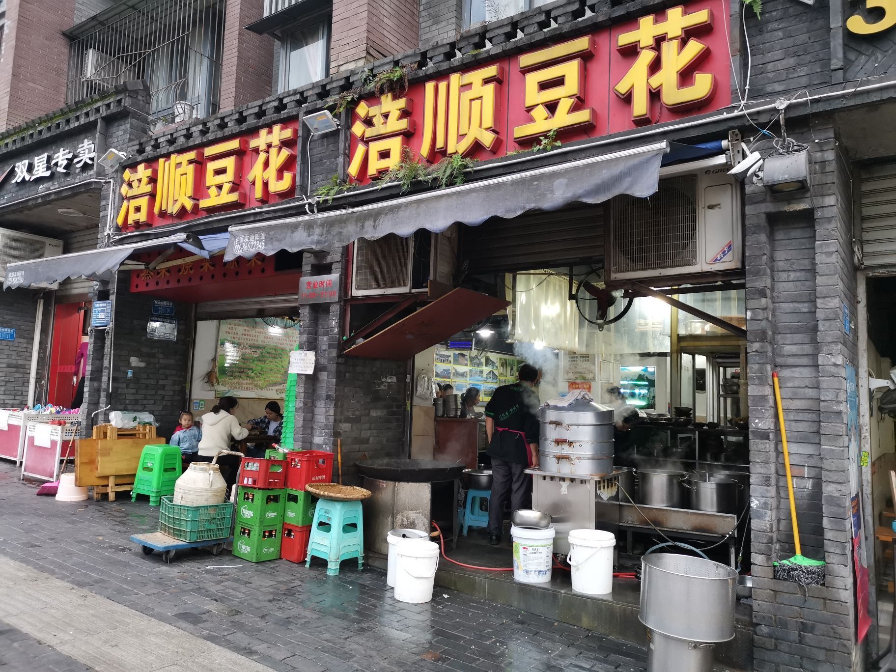 点了蹄花汤,凉拌猪耳朵,豆花,窝笋丝,每个菜都好吃.