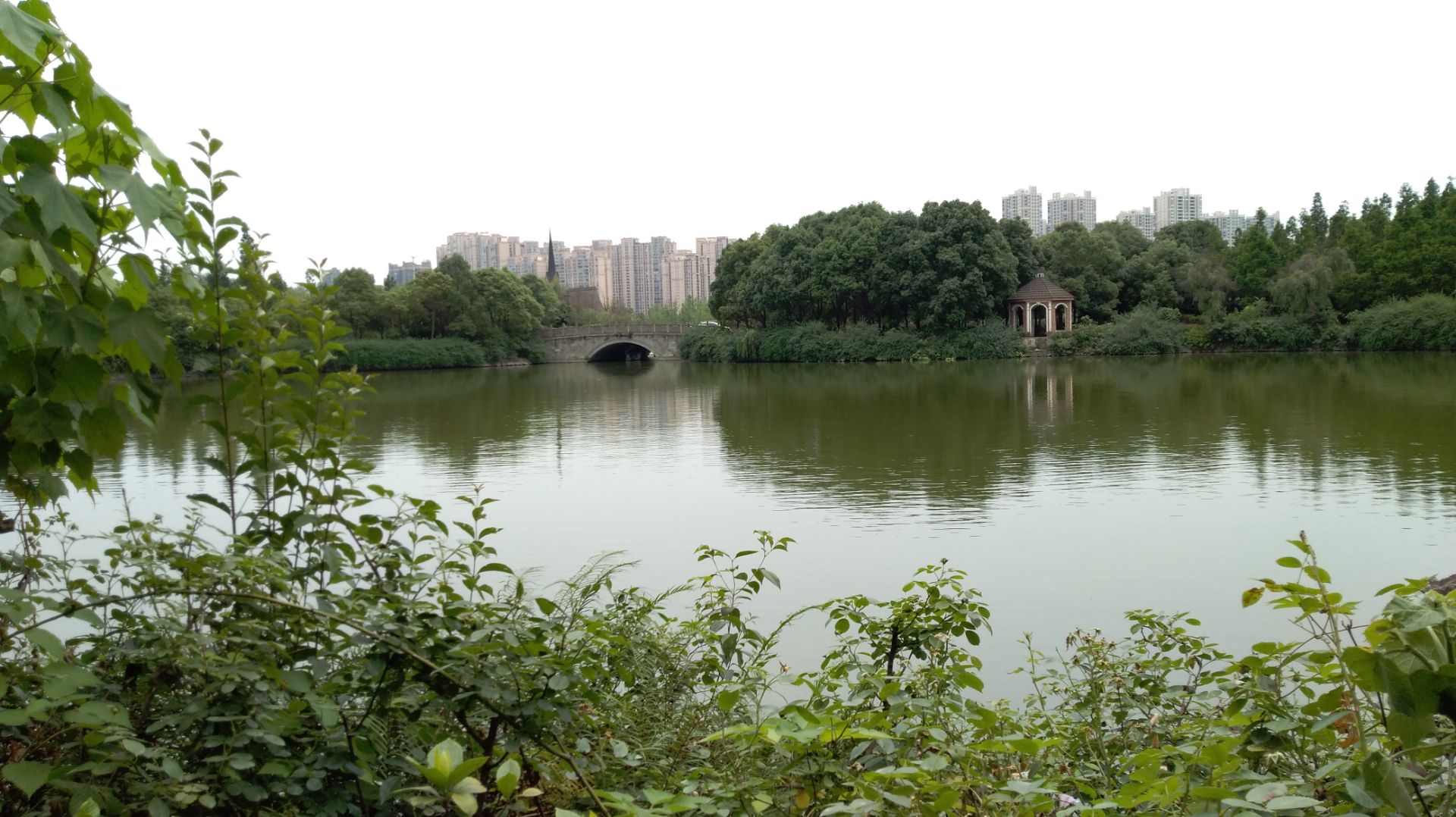 南湖度假风景区位于成都市区南部,由府河和江安河所围起来的那个半岛