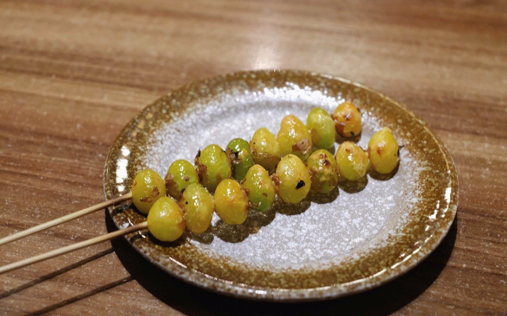 烤银杏银杏果本身烤过就很香外焦里糯只撒了点盐就很好吃