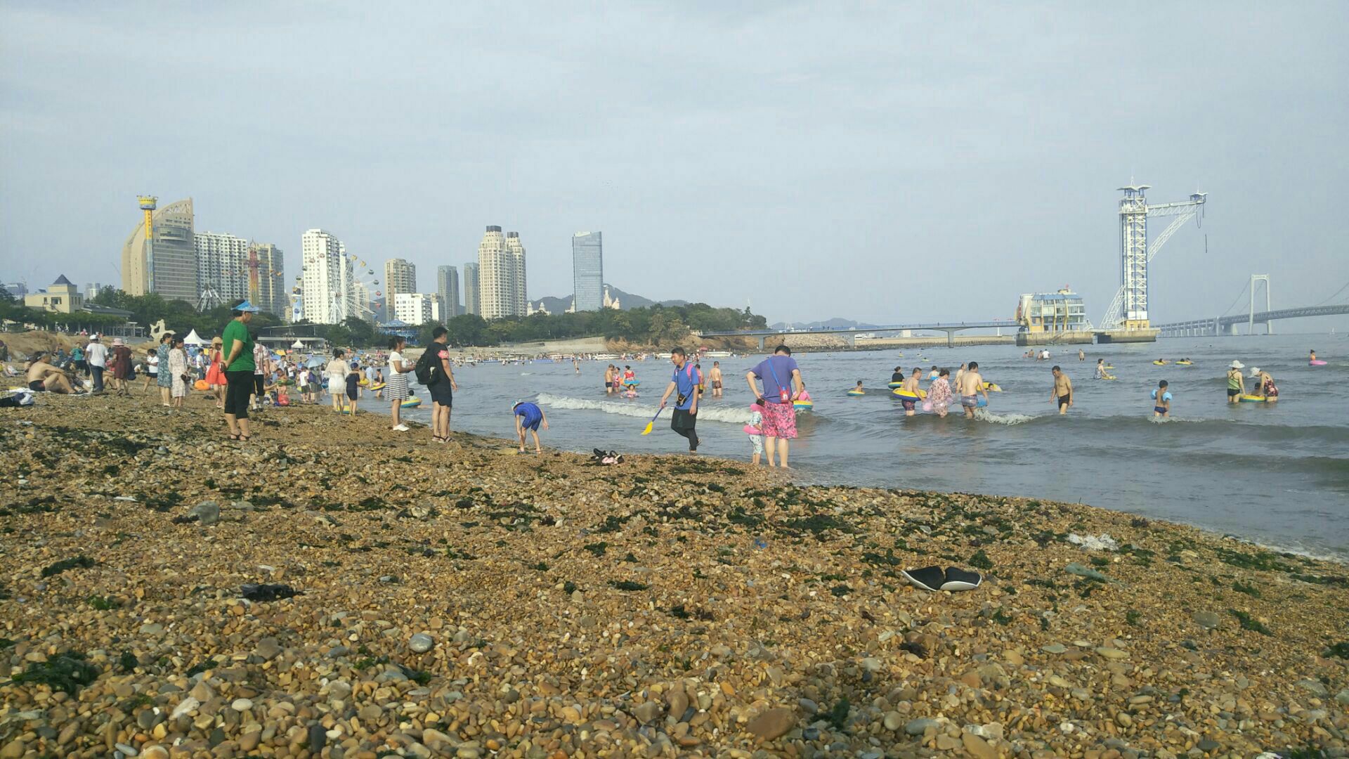 星海湾海水浴场游玩攻略 来的时间很多人 在海滩上挖 去哪儿攻略