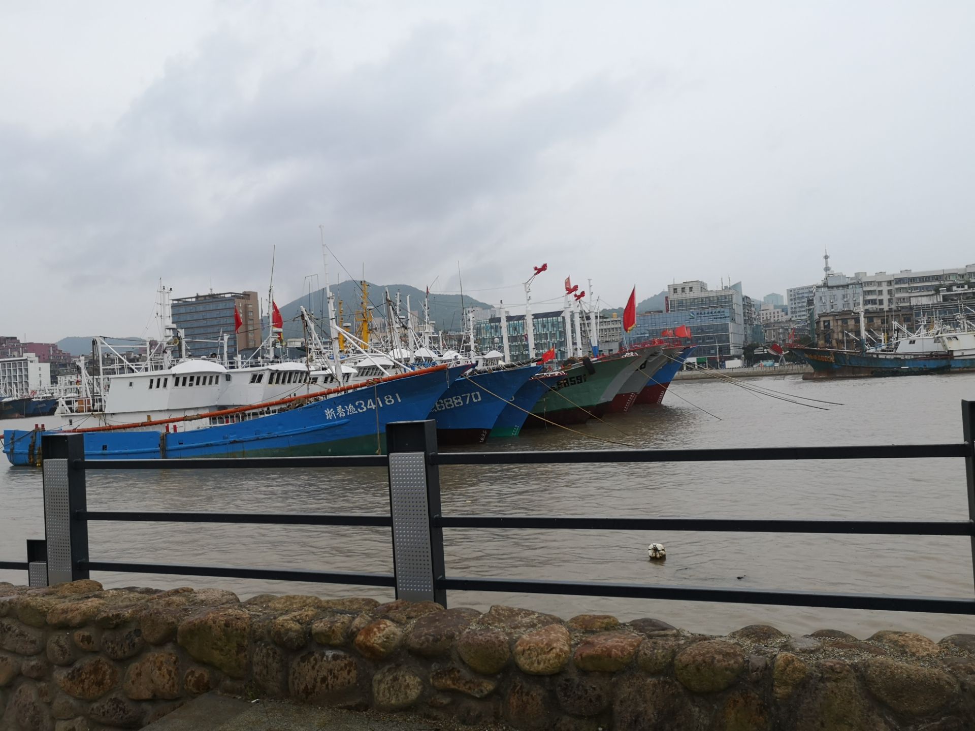 这里是舟山市沈家门渔港小镇的鲁家峙岛,鲁家峙岛的北岸风景美如画