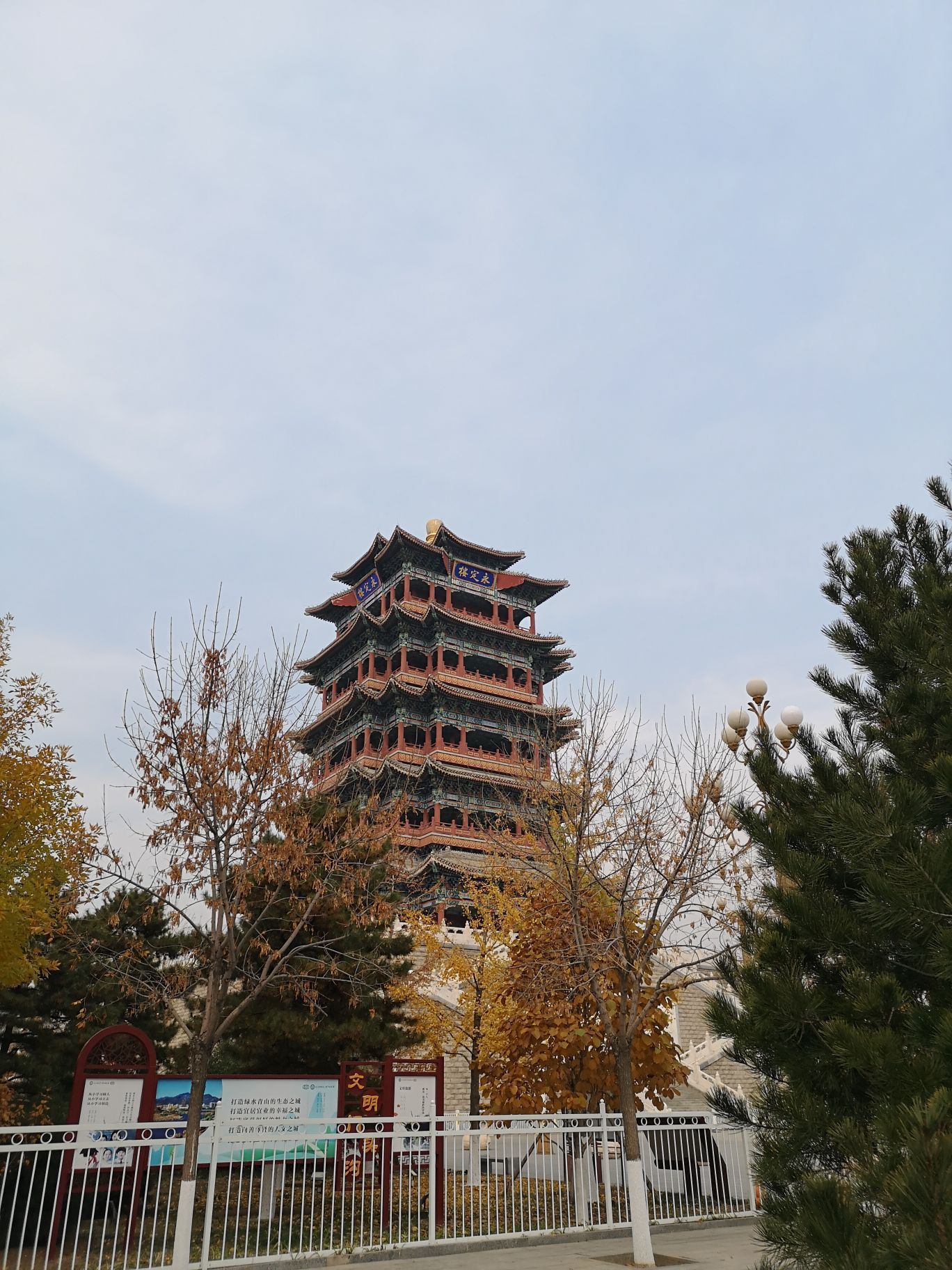 永定河文化广场位于永定河公园,它的地标建筑是很有气派的永定楼