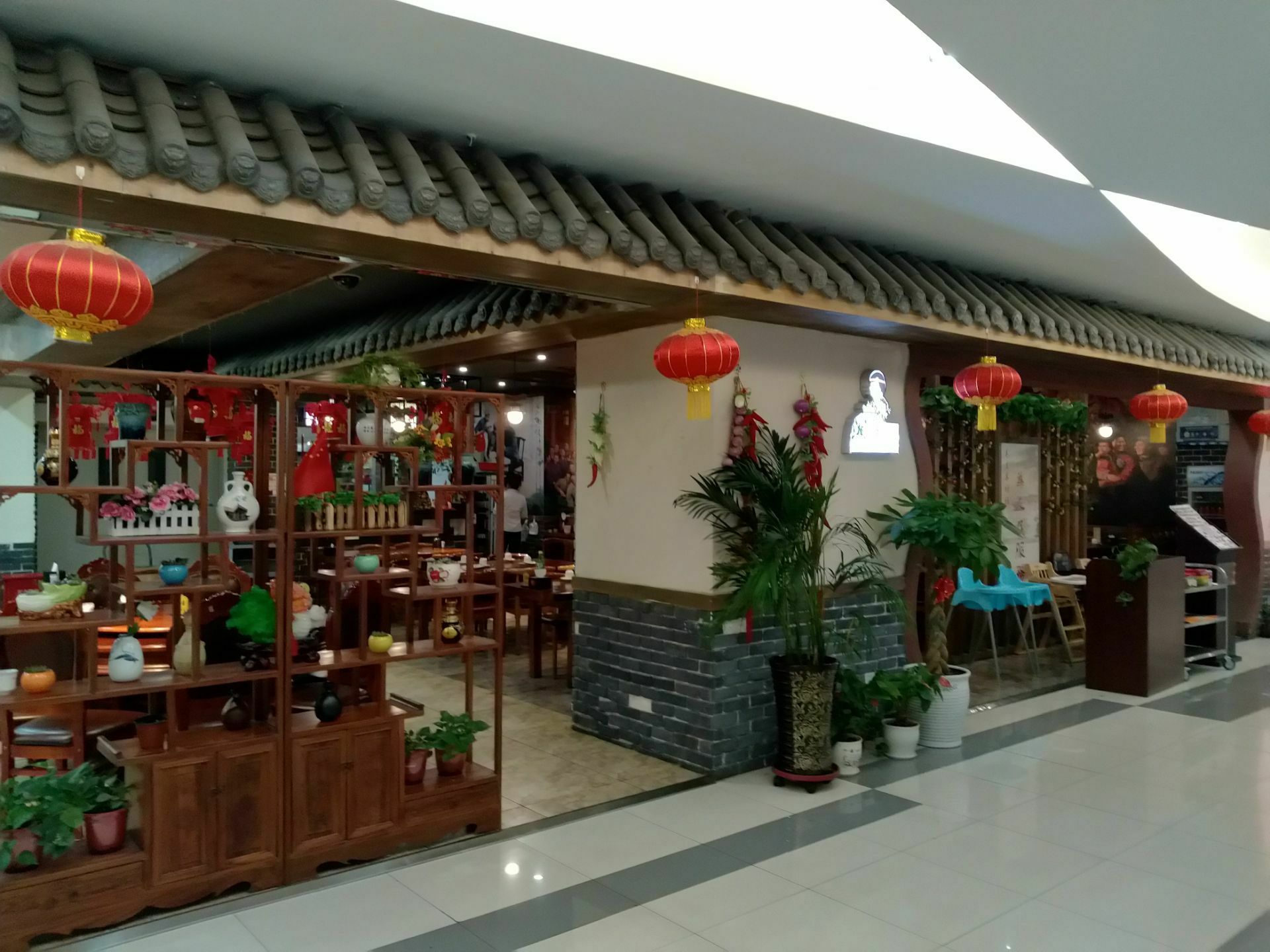 饭店以湖南菜为特色适合喜欢吃辣的朋友前往