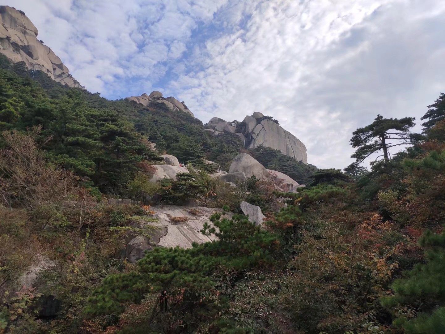 东关寨这里也是天柱山景区里很重要的一块地方了,的地势还是很限的啊