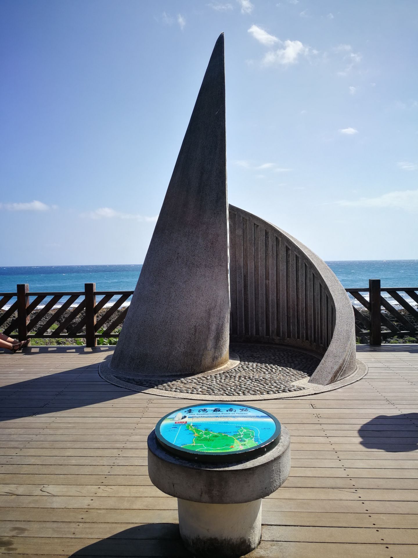 最南端观海平台是为了方便游客修建了木质观景平台位于鹅銮鼻公园东南