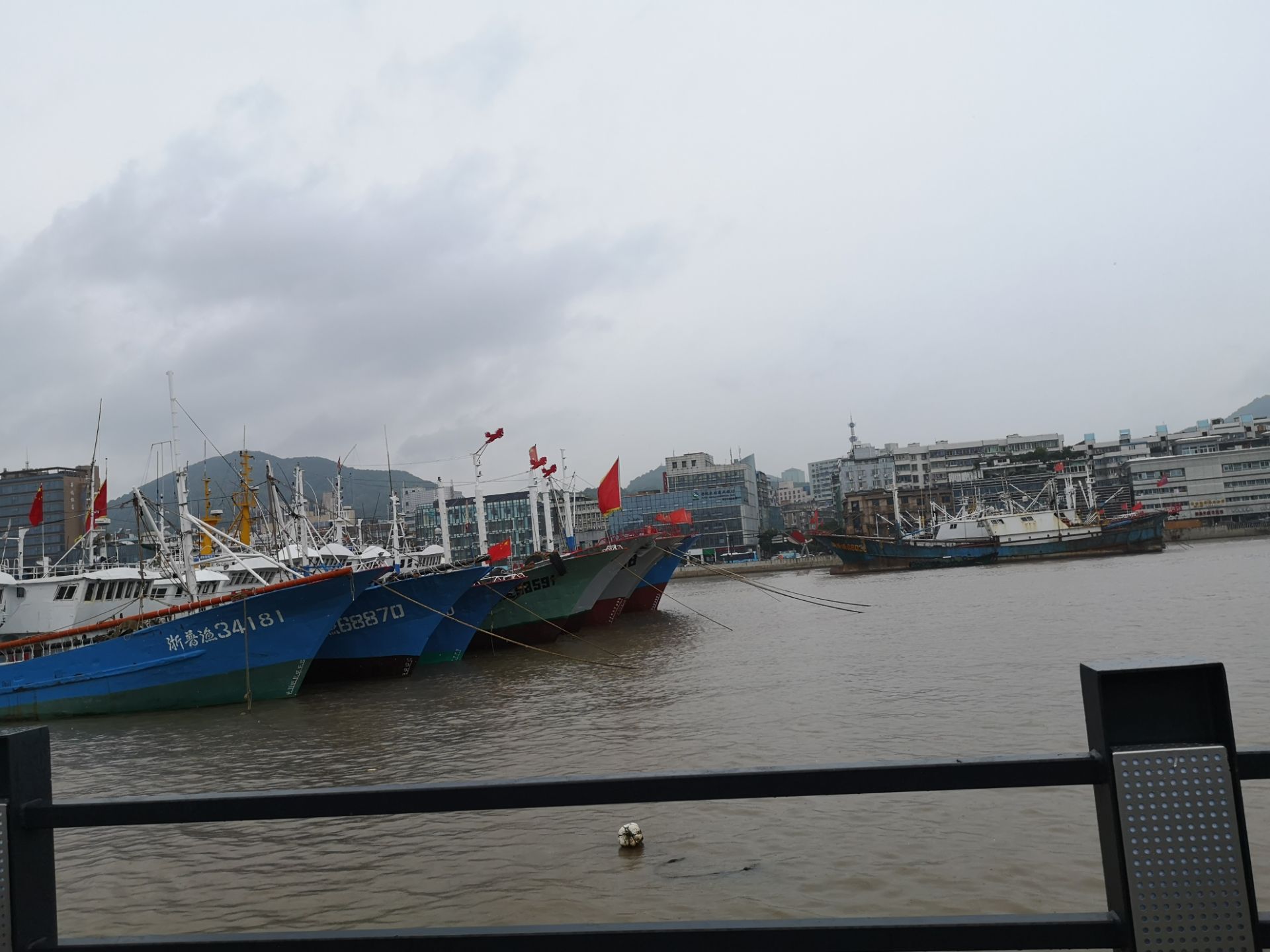 这里是舟山市沈家门渔港小镇的鲁家峙岛,鲁家峙岛的北岸风景美如画