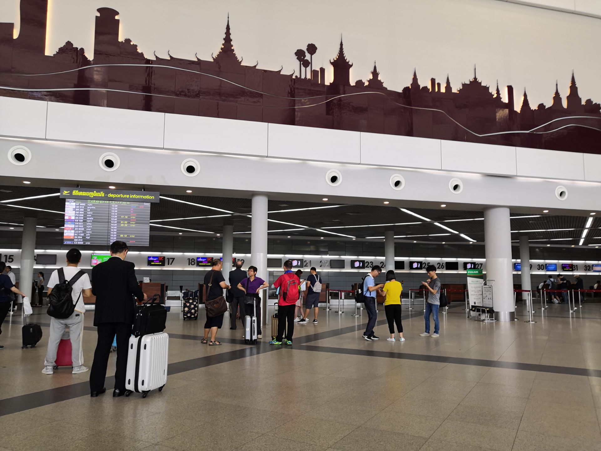 金边国际机场地方不大,环境可以,出入关检查都很快,入关手续是旅行社