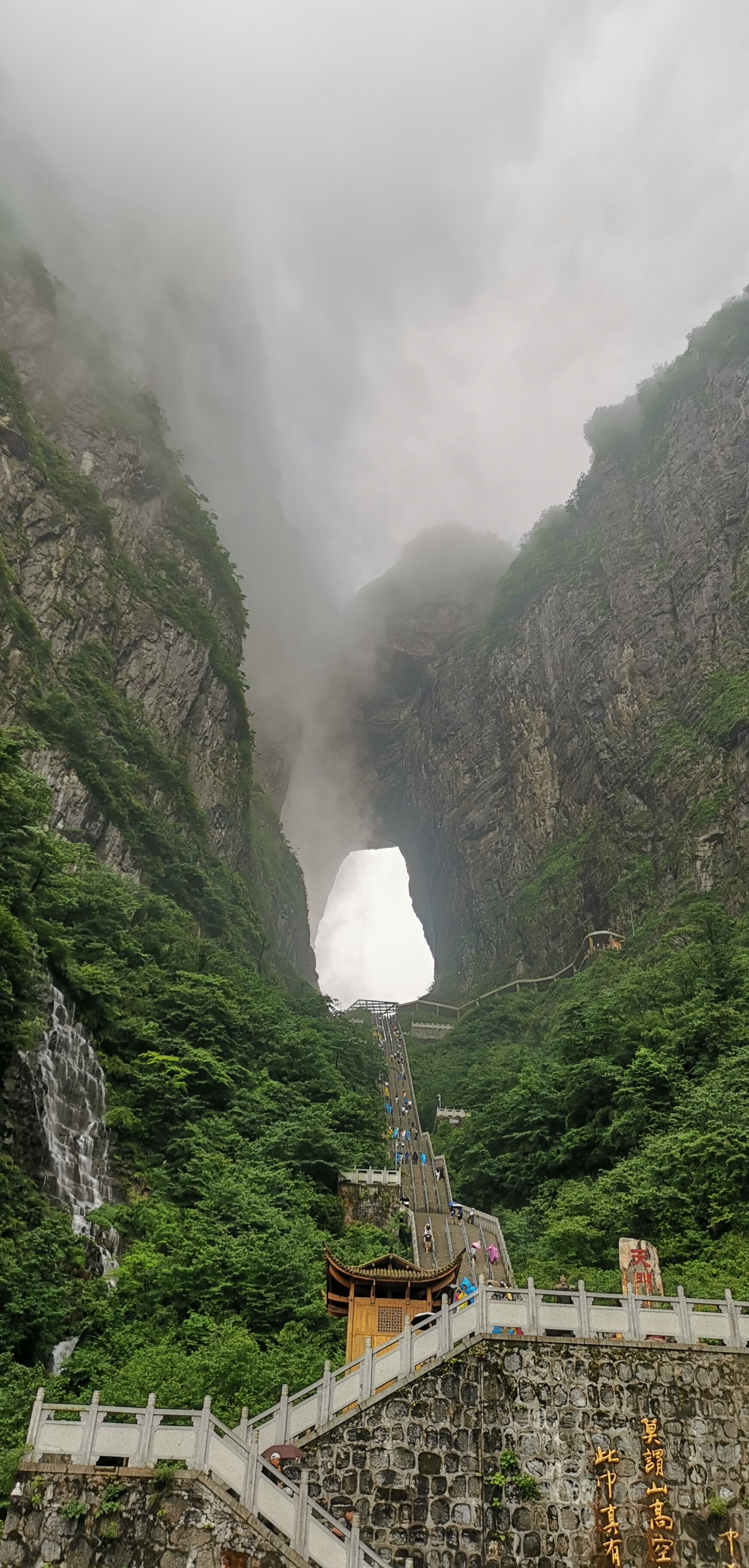 携程攻略 张家界上天梯景点 位于张家界天门山景区 也是通达天门的步行途径 共计有九百九十九级