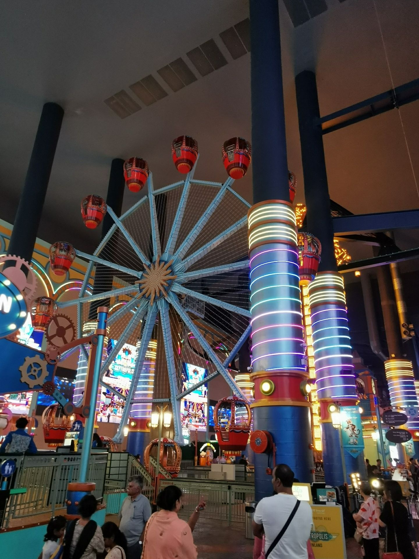 2022云顶天城室内游乐场玩乐攻略,长廊的拱形屋顶,会根据时间.